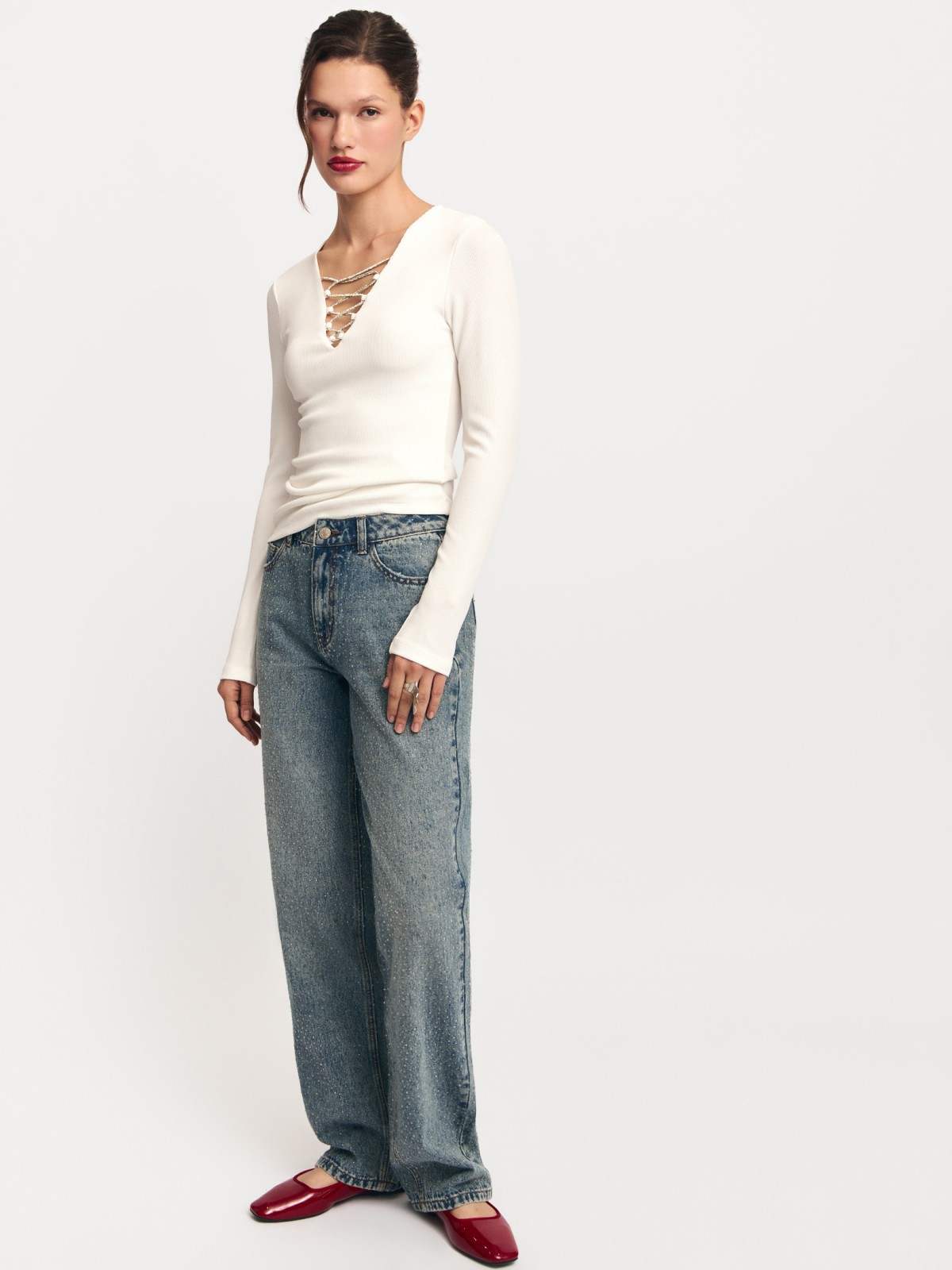 Блузка-лонгслив с вырезом и акцентной шнуровкой на груди