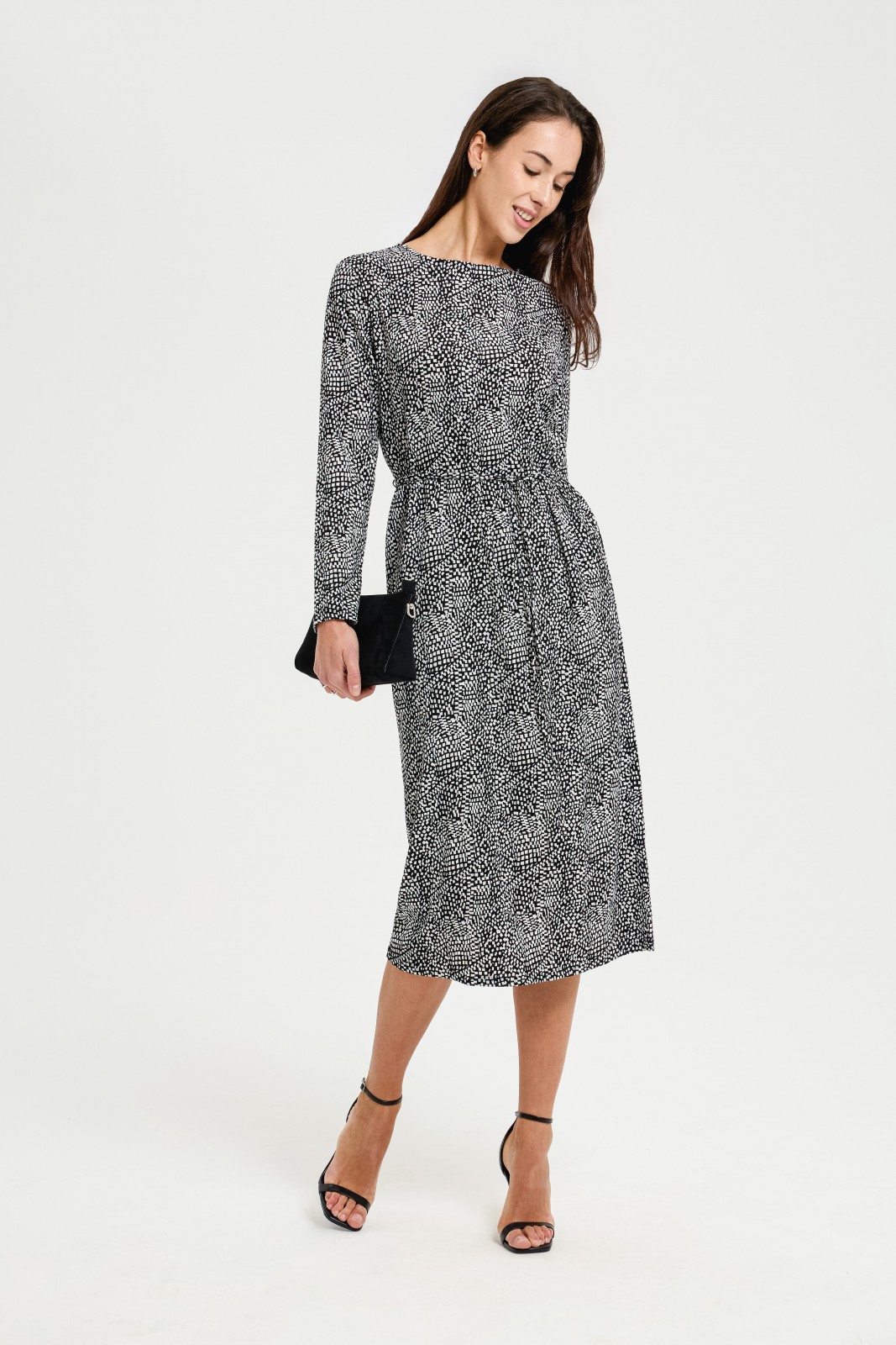 Трикотажное платье миди с принтом и поясом