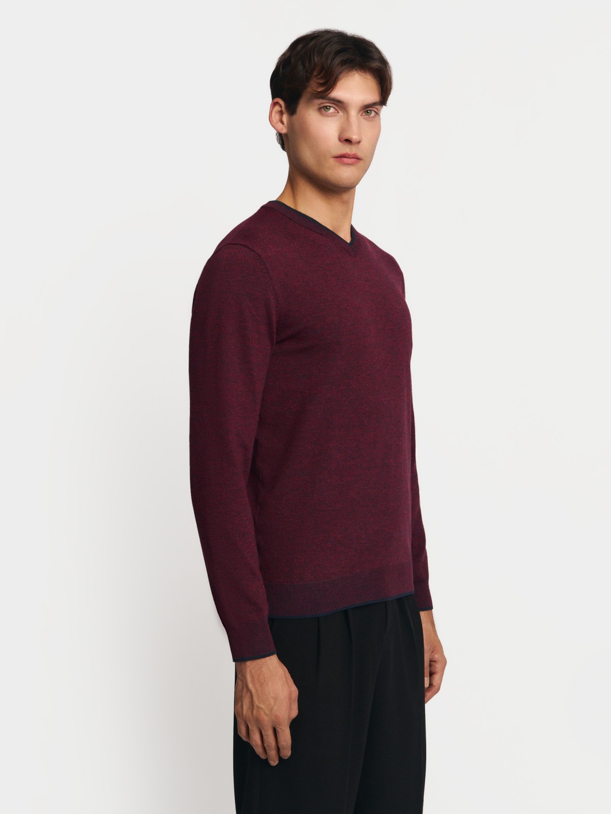 Тонкий трикотажный джемпер с вырезом