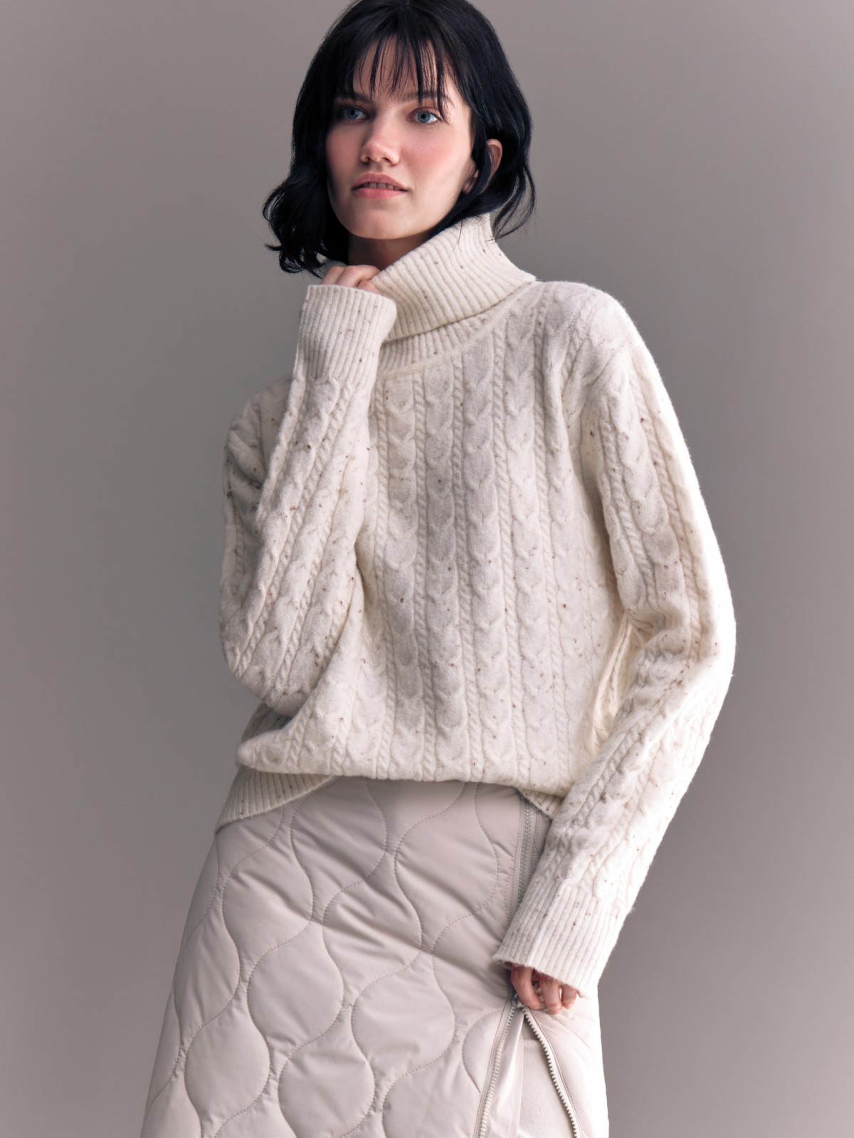 Вязаный свитер с горлом и узором косы