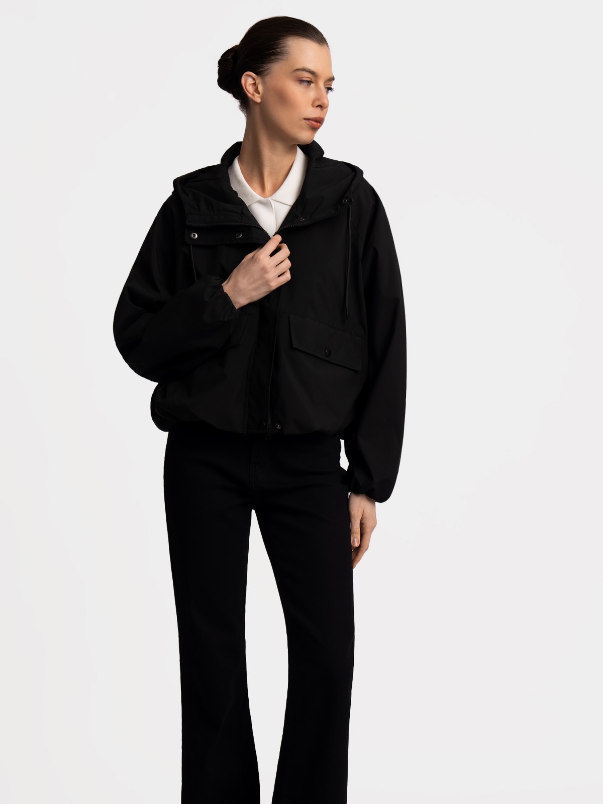 Куртка-ветровка с капюшоном без утеплителя