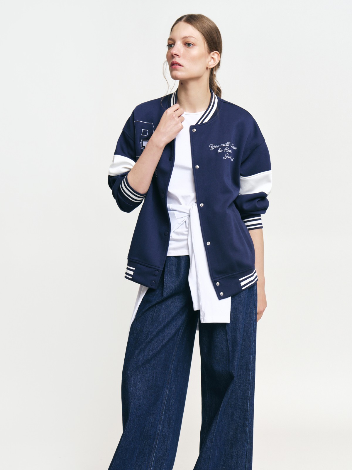 Утеплённая толстовка-бомбер в колледж-стиле