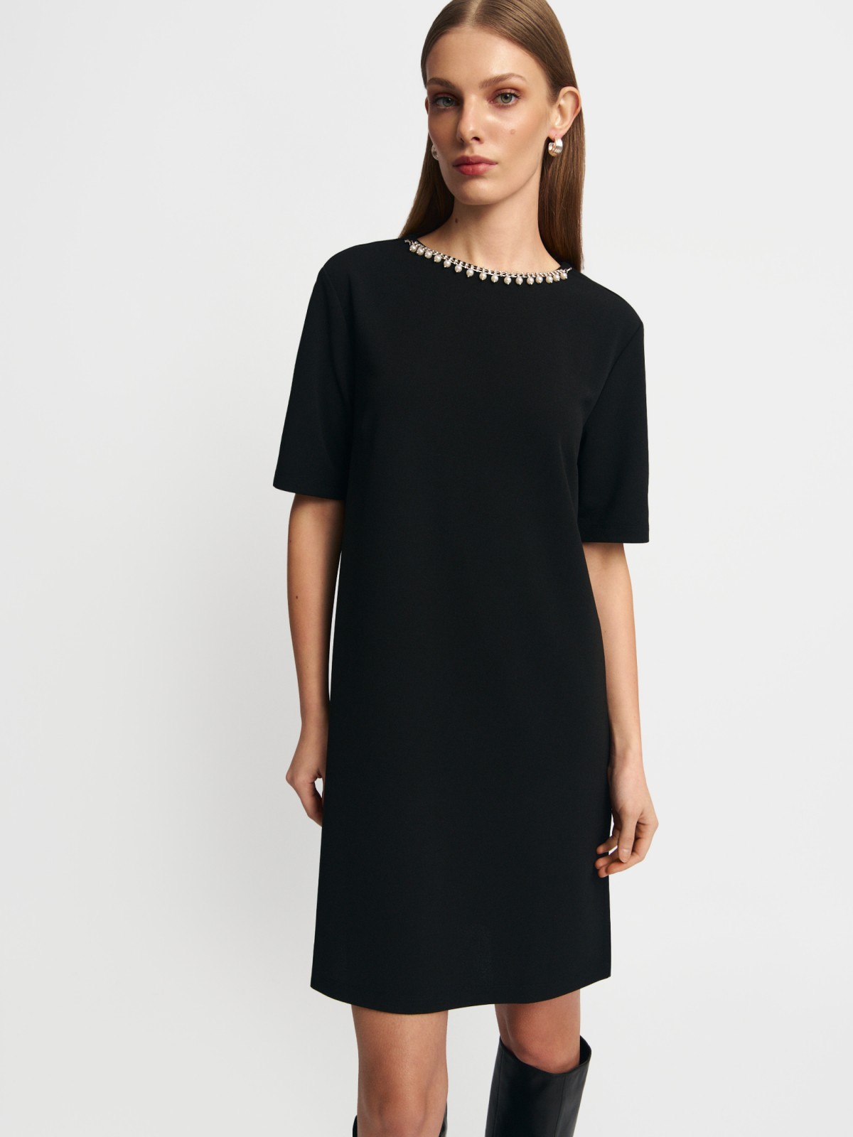 Платье мини с коротким рукавом и цепочкой