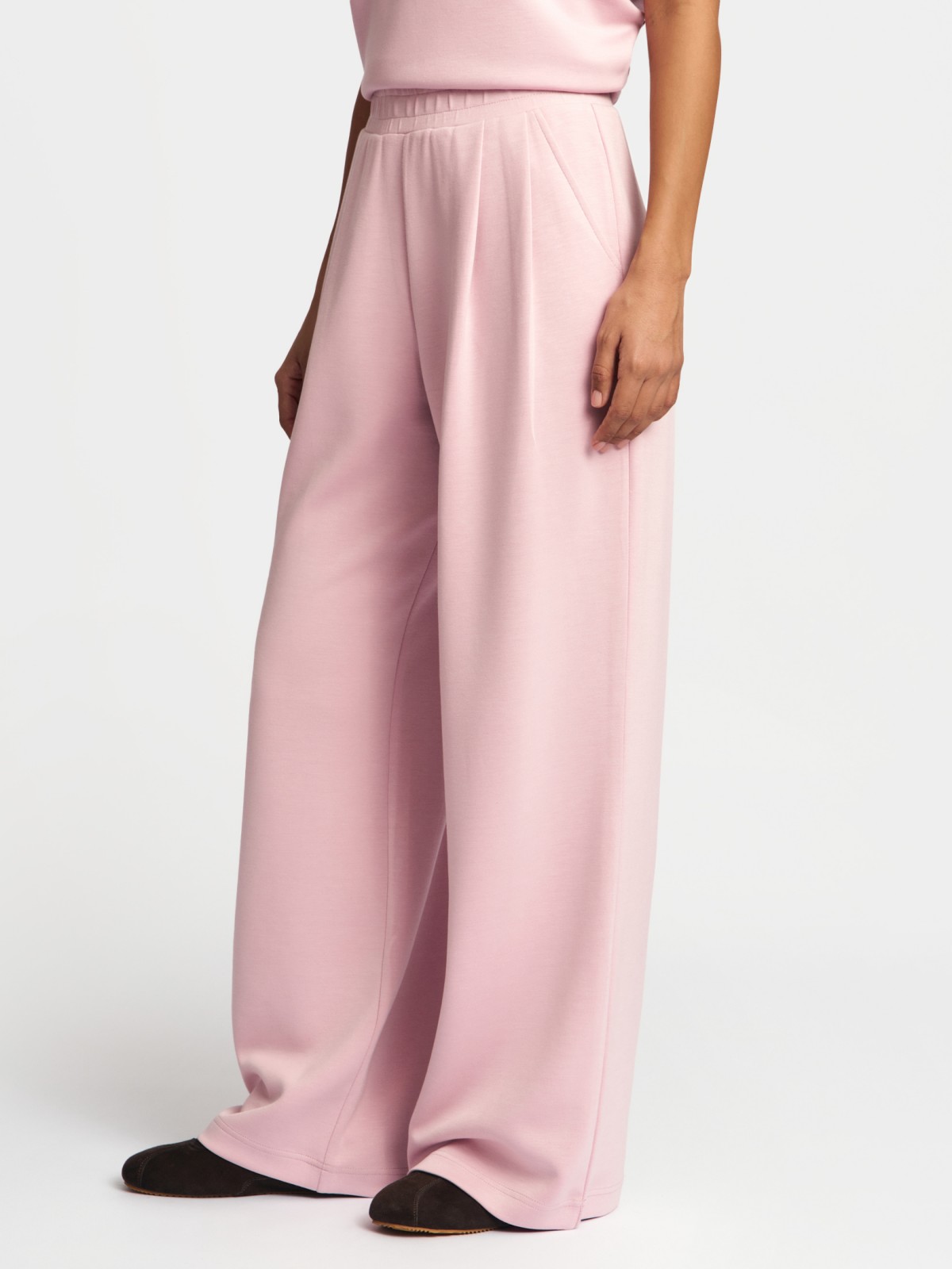 Трикотажные брюки на резинке