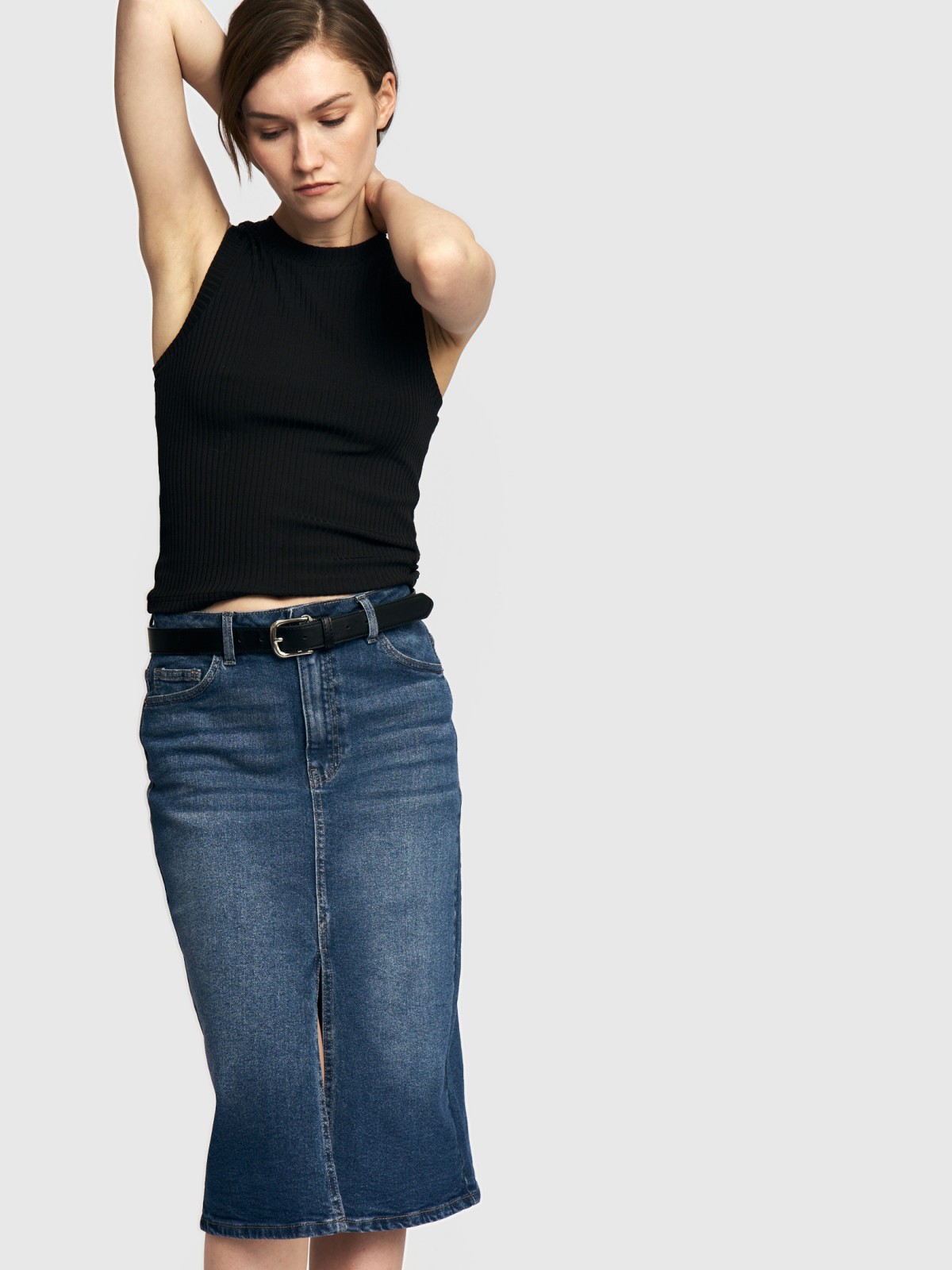 Джинсовая юбка миди прямого силуэта с разрезом