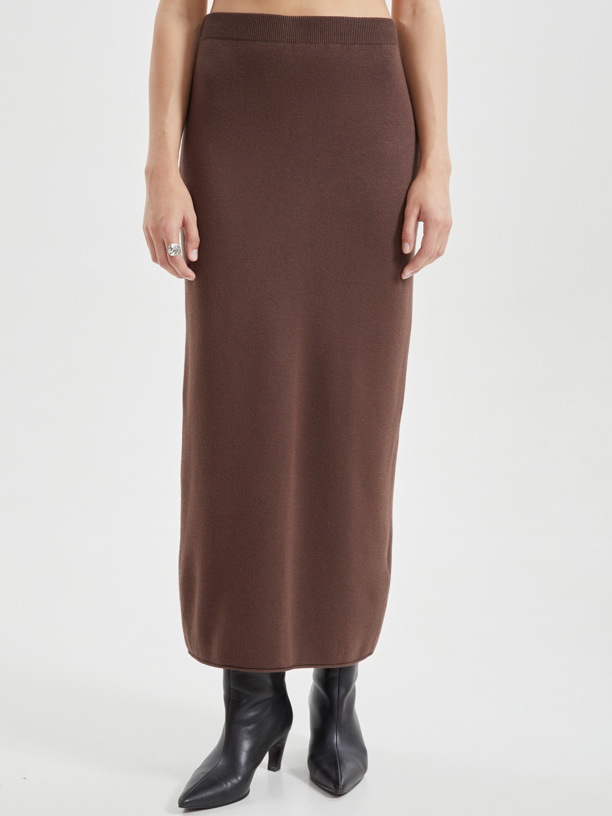 Трикотажная юбка миди с разрезом