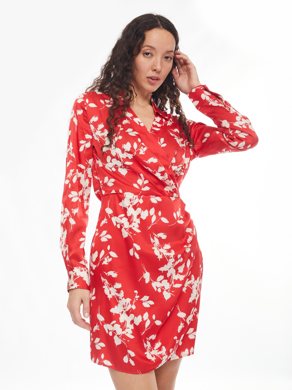 Атласное платье длины мини на запах с драпировкой и принтом zolla 02413820L191, цвет красный, размер XS