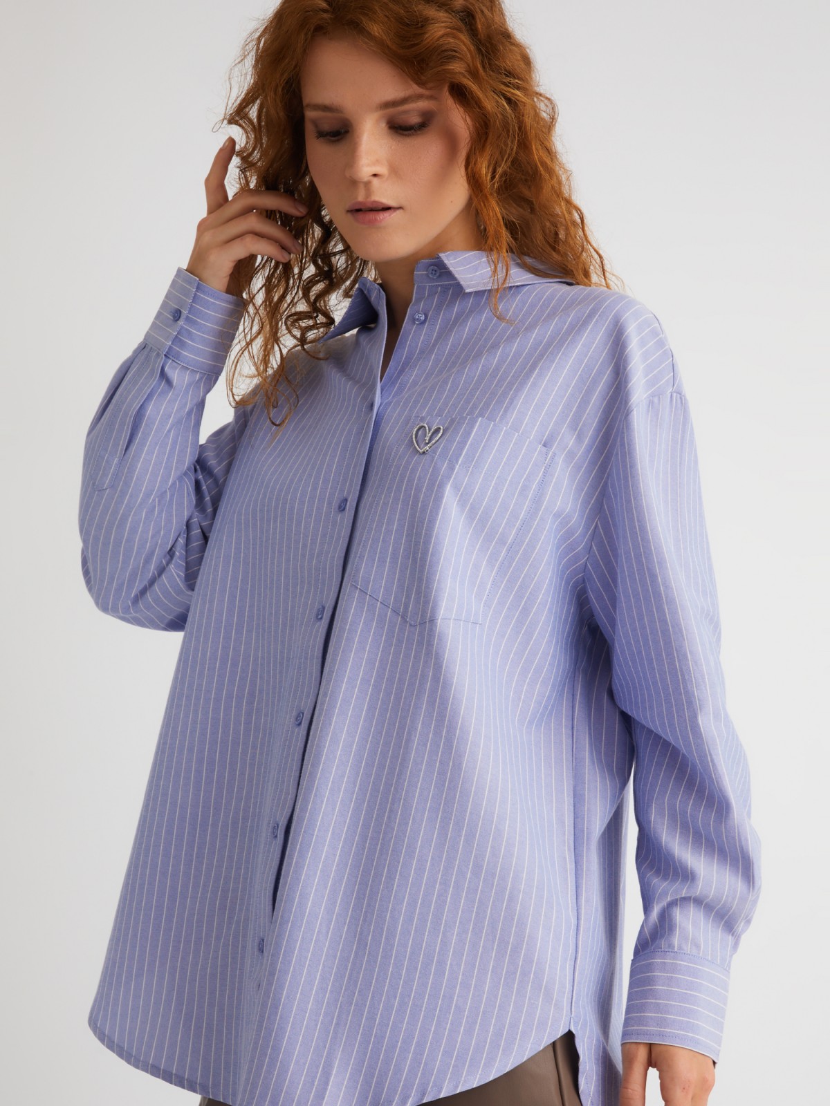Офисная рубашка оверсайз силуэта в полоску с декоративной брошью zolla 023331162073, цвет светло-голубой, размер XS - фото 1