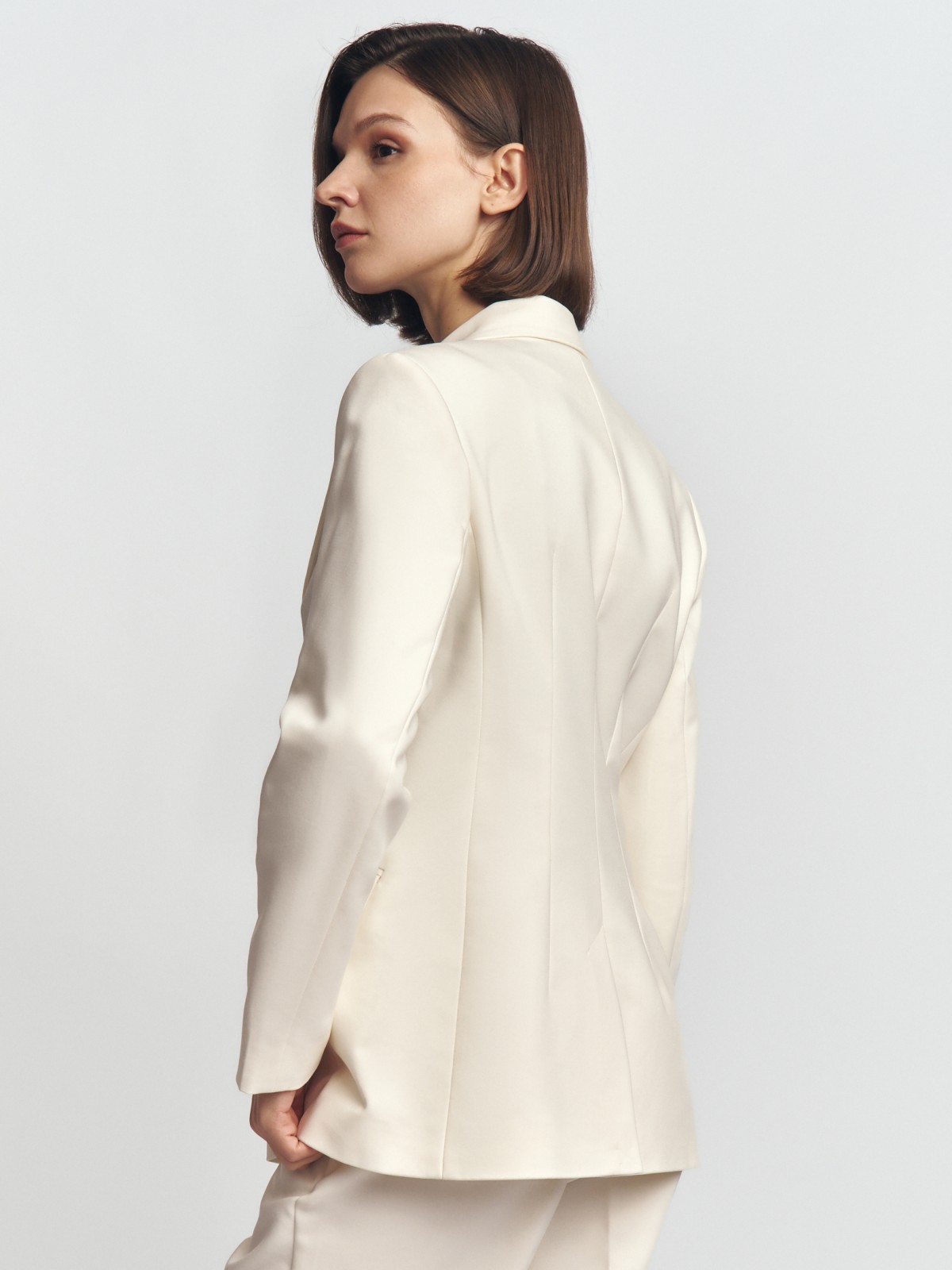 Однобортный жакет прилегающего силуэта на пуговице