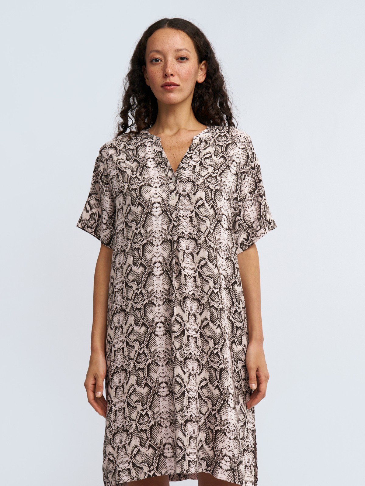 Платье-туника из вискозы с коротким рукавом