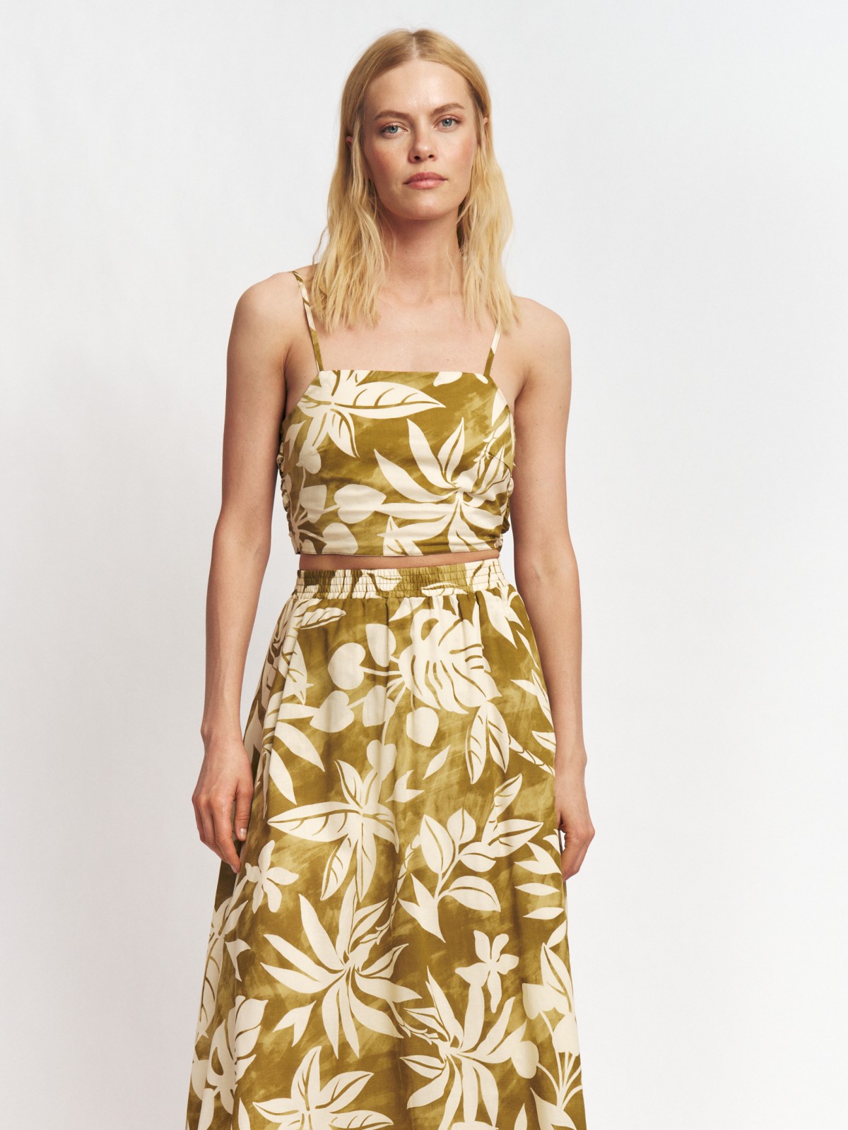 Топ на бретельках с завязками на спине