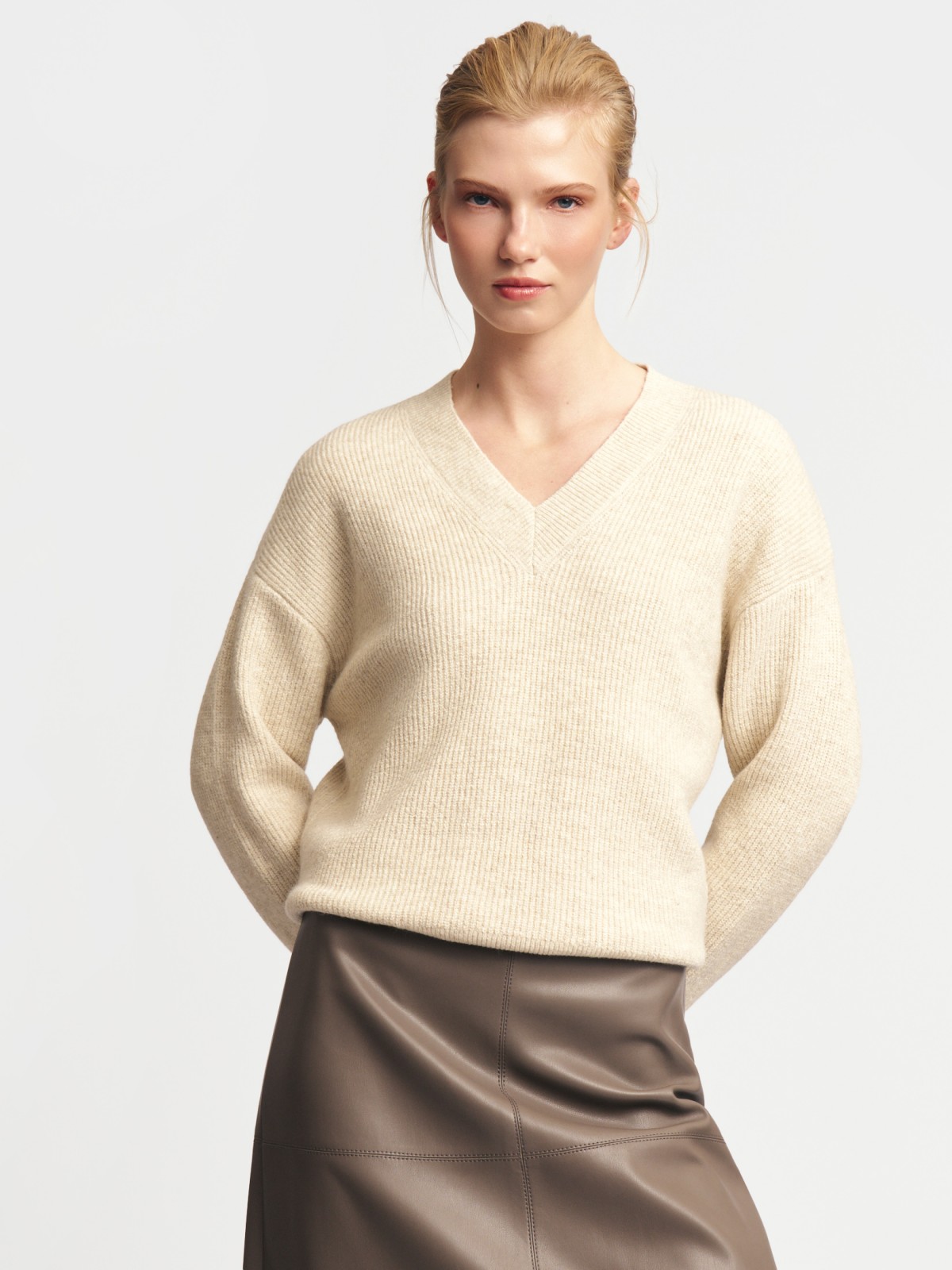 Вязаный пуловер с вырезом