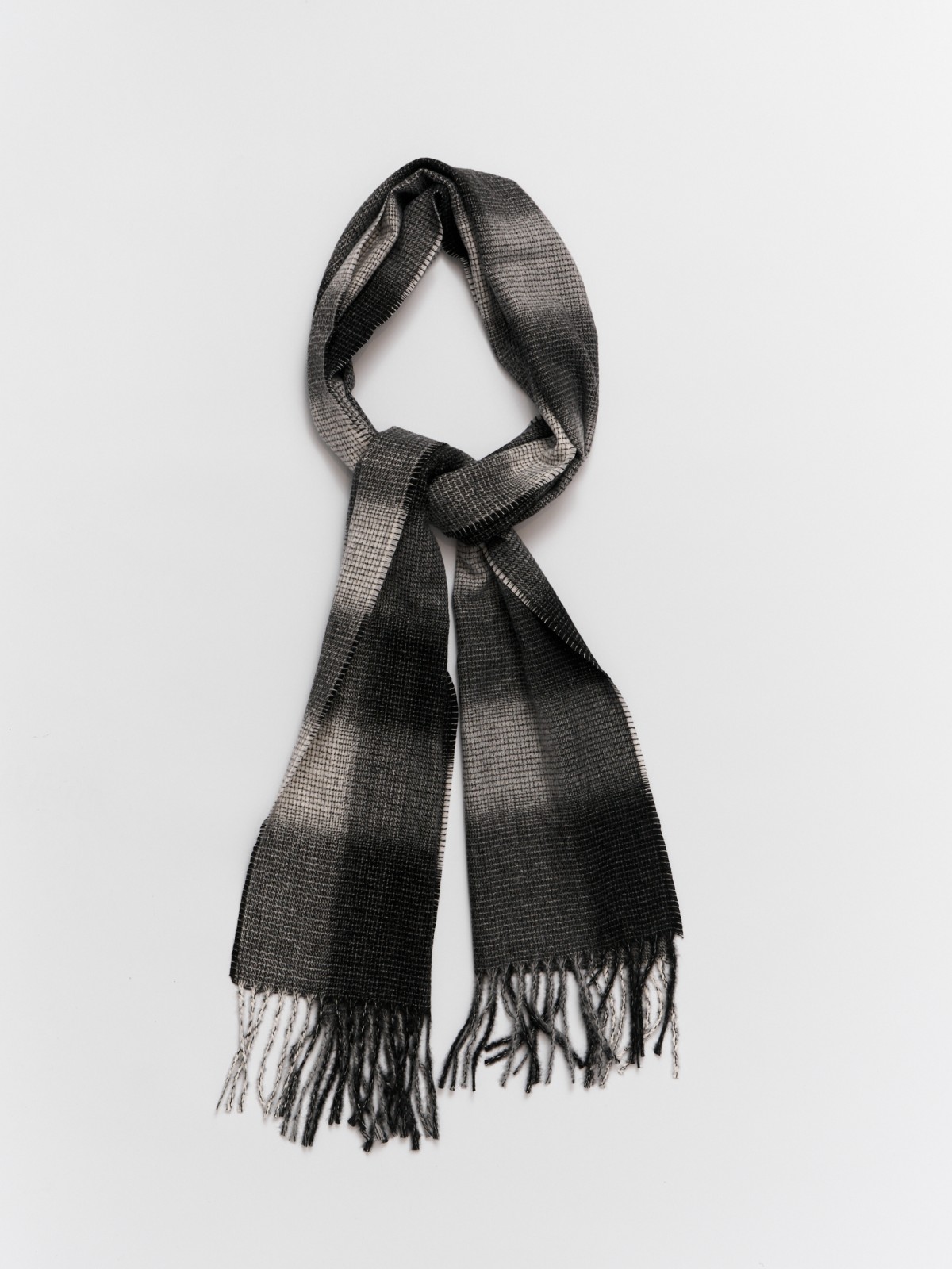 Тканевый шарф в клетку с длинной бахромой 799₽