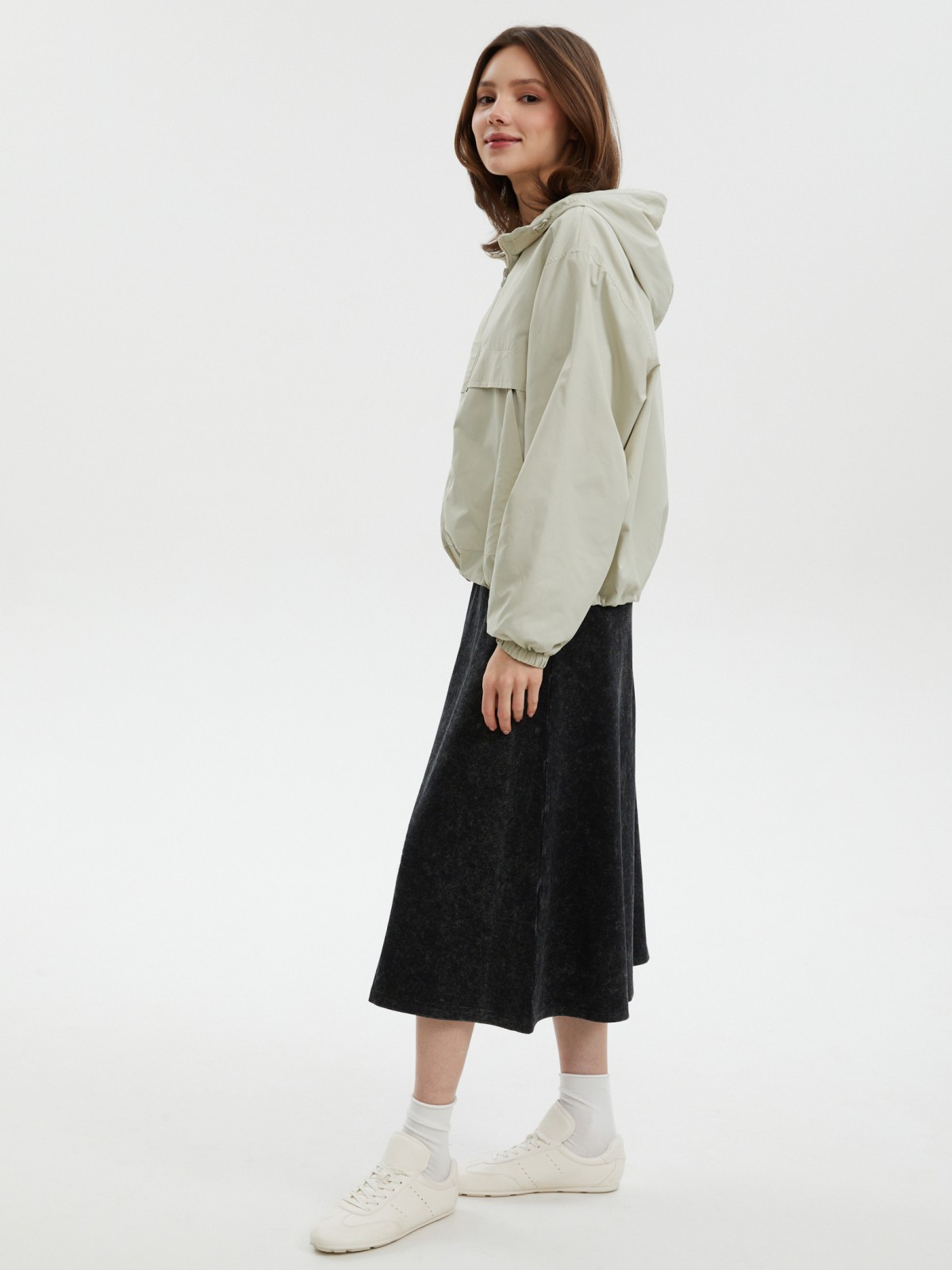 Куртка-ветровка с капюшоном без утеплителя