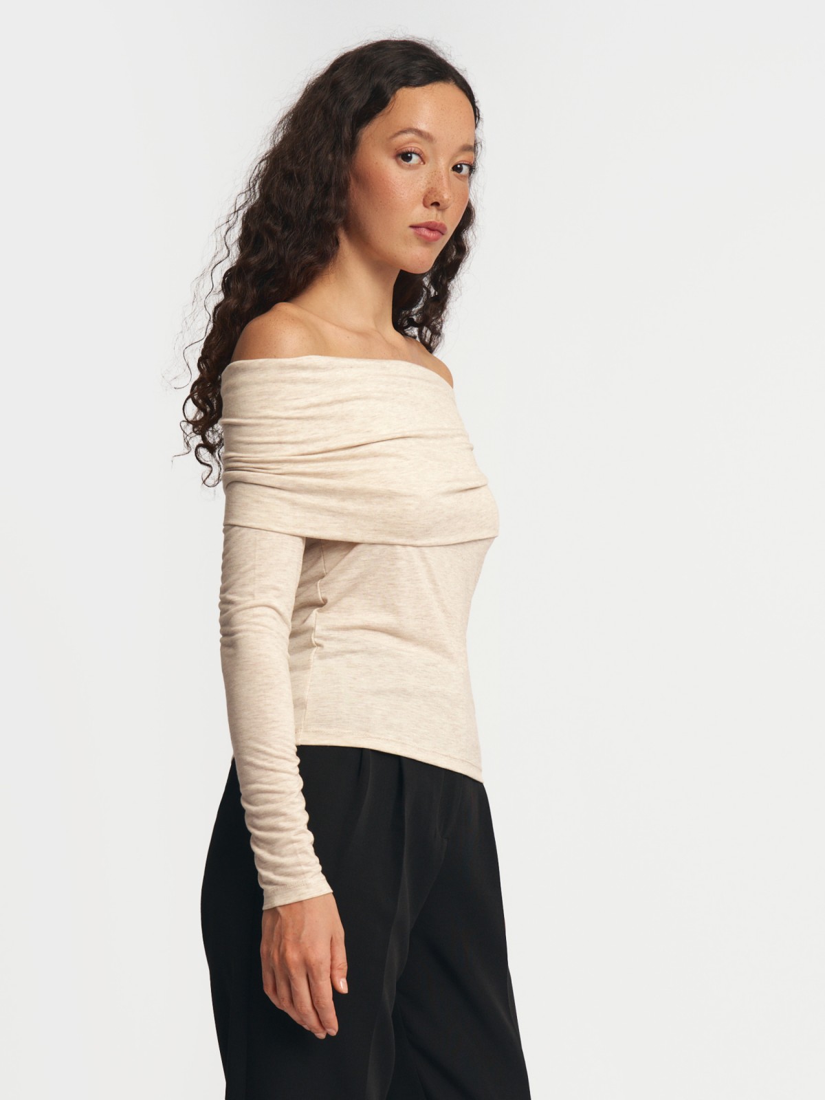 Трикотажный джемпер с открытыми плечами