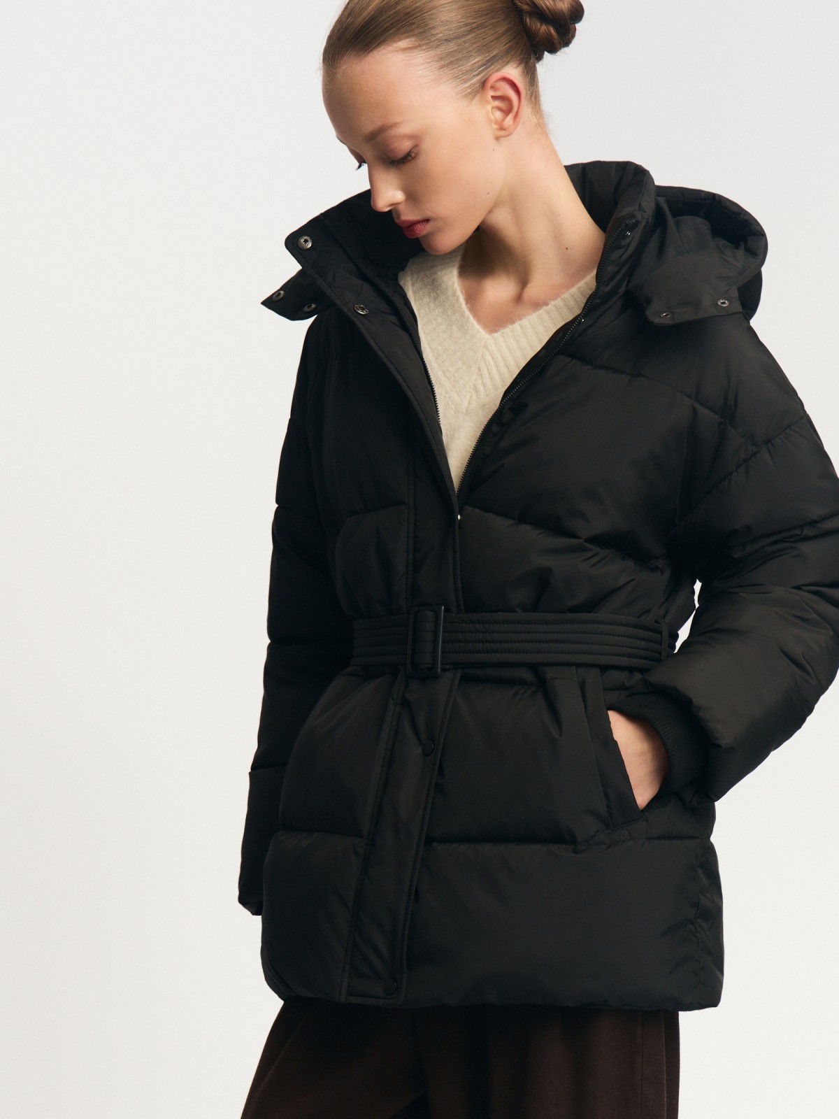 Тёплая куртка с капюшоном и поясом