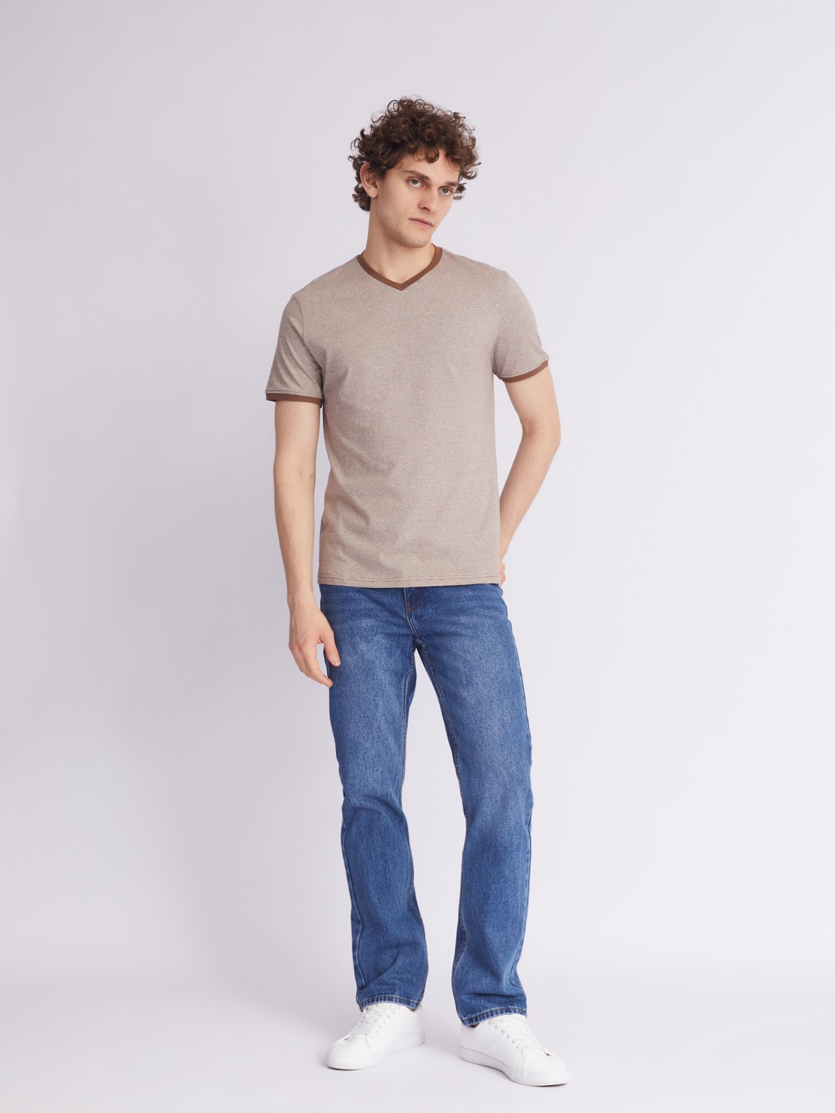 Футболка в полоску с треугольным вырезом