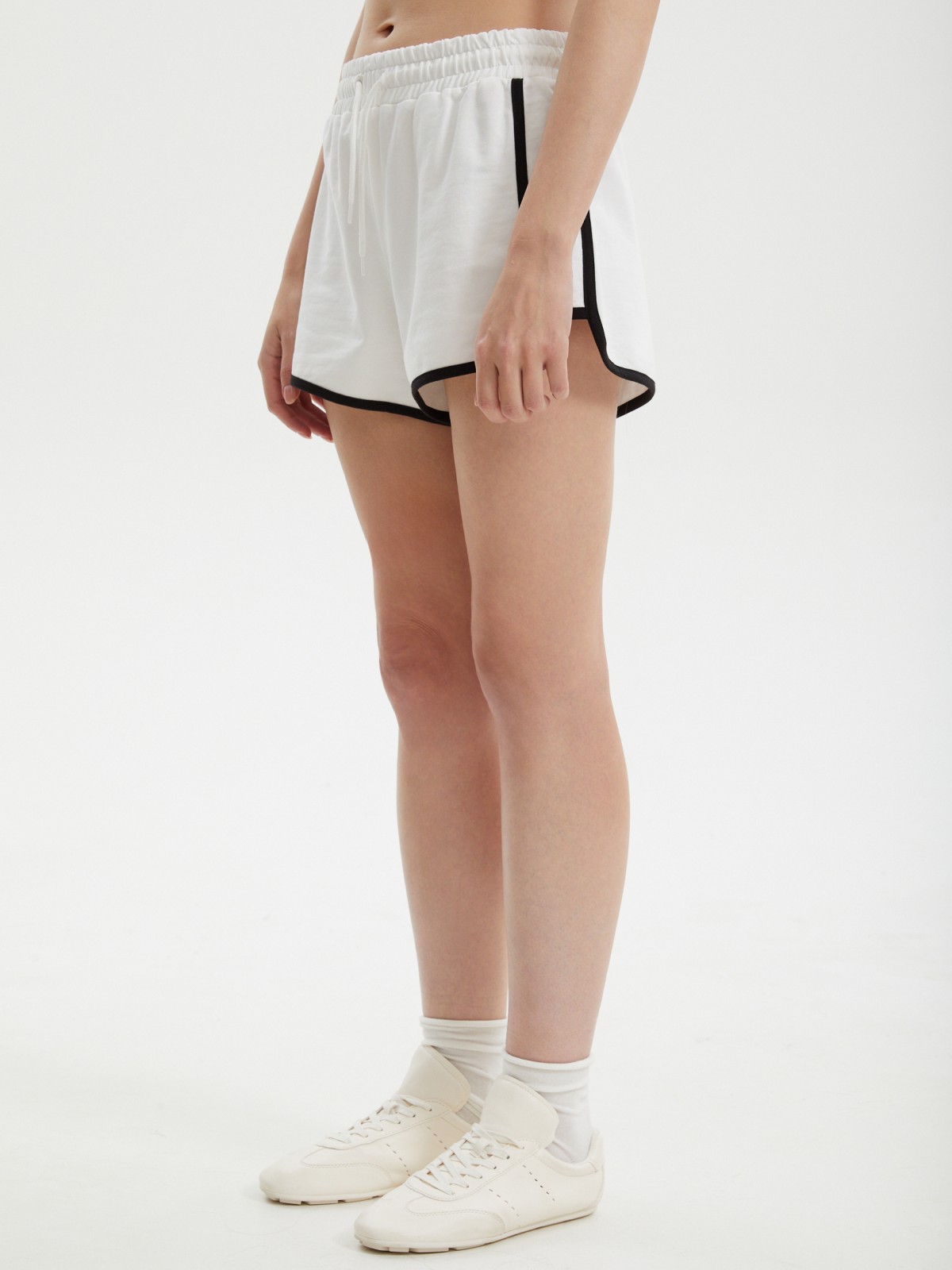 Короткие шорты из хлопка с лампасами