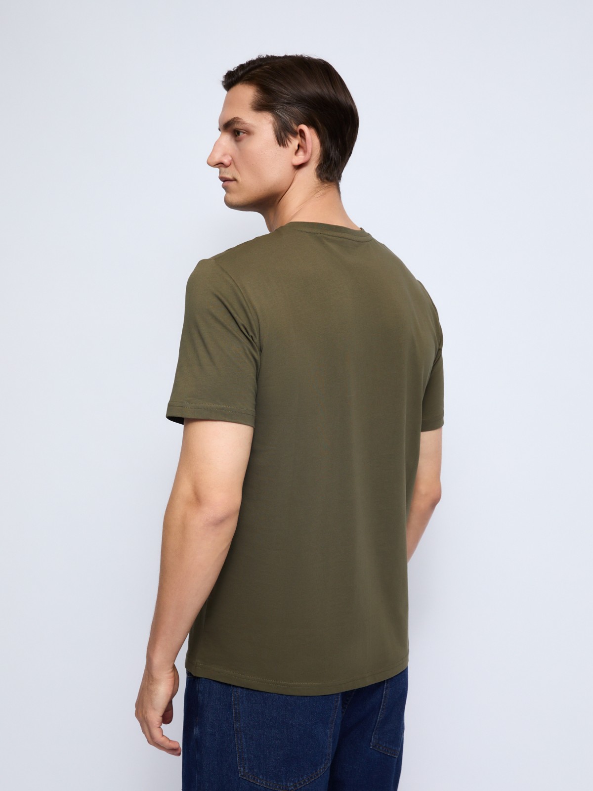 Футболка из хлопка с треугольным вырезом