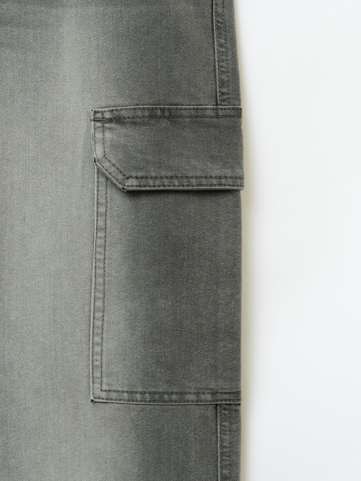 Джинсы фасона Loose с карманами карго