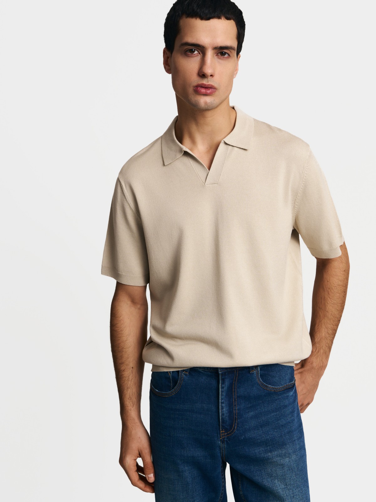 Тонкий трикотажный джемпер с воротником поло