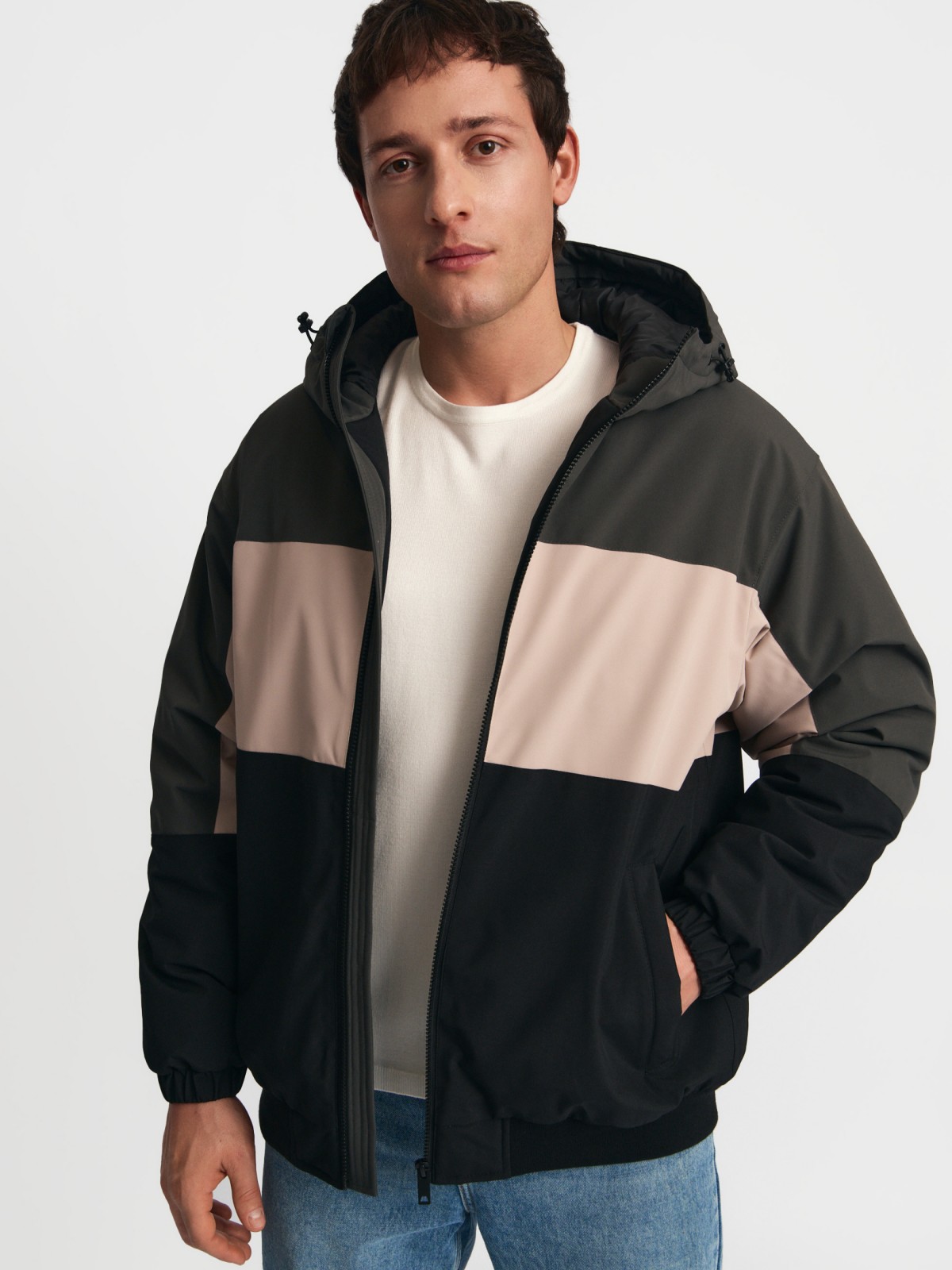 Утеплённая куртка-бомбер на синтепоне с капюшоном 4999₽