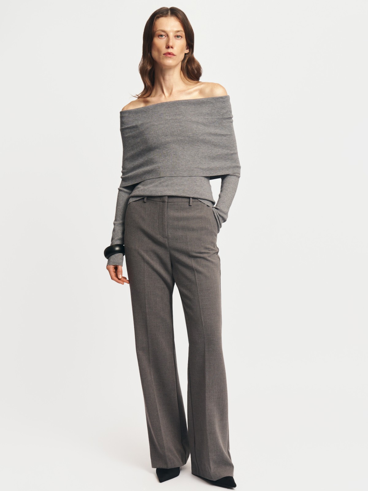 Трикотажный джемпер с открытыми плечами