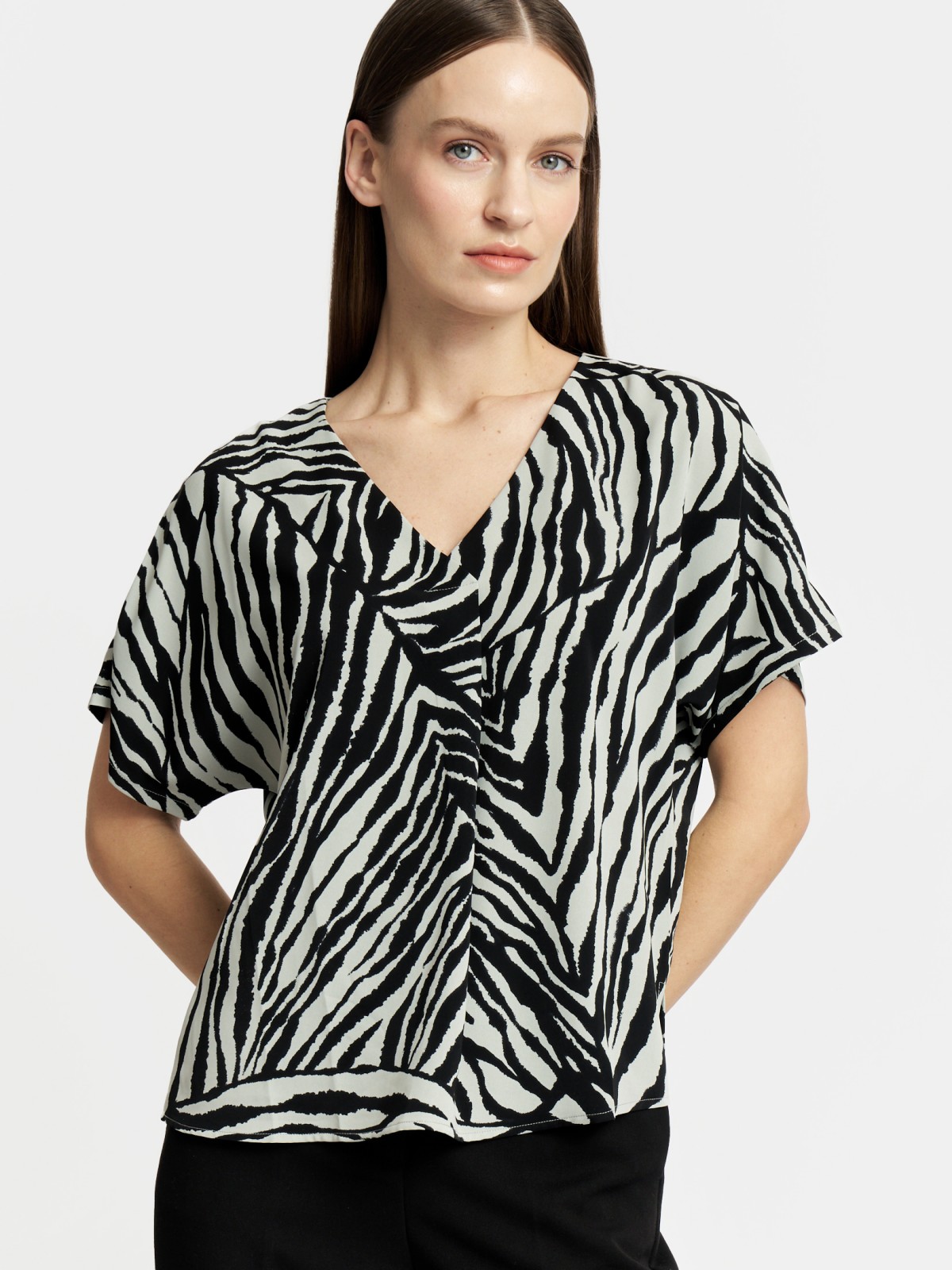 Блузка с вырезом и коротким рукавом