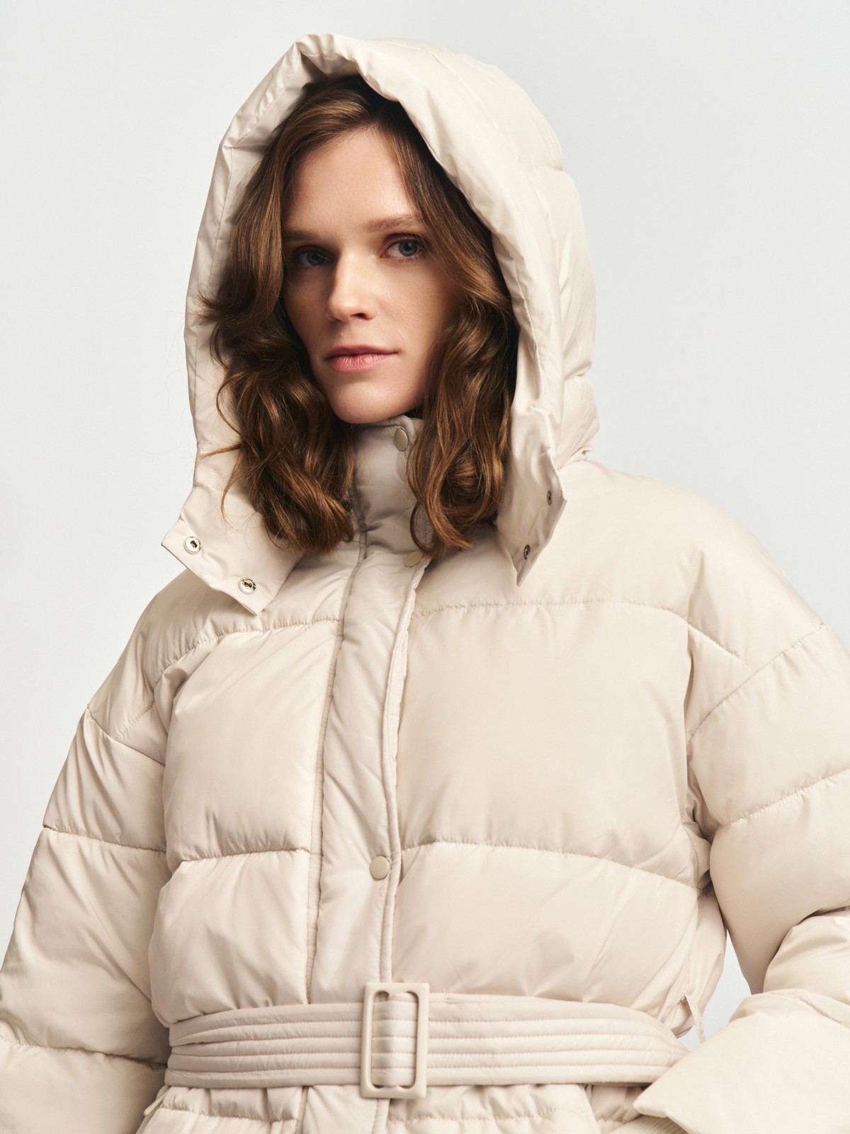 Тёплая куртка с капюшоном и поясом