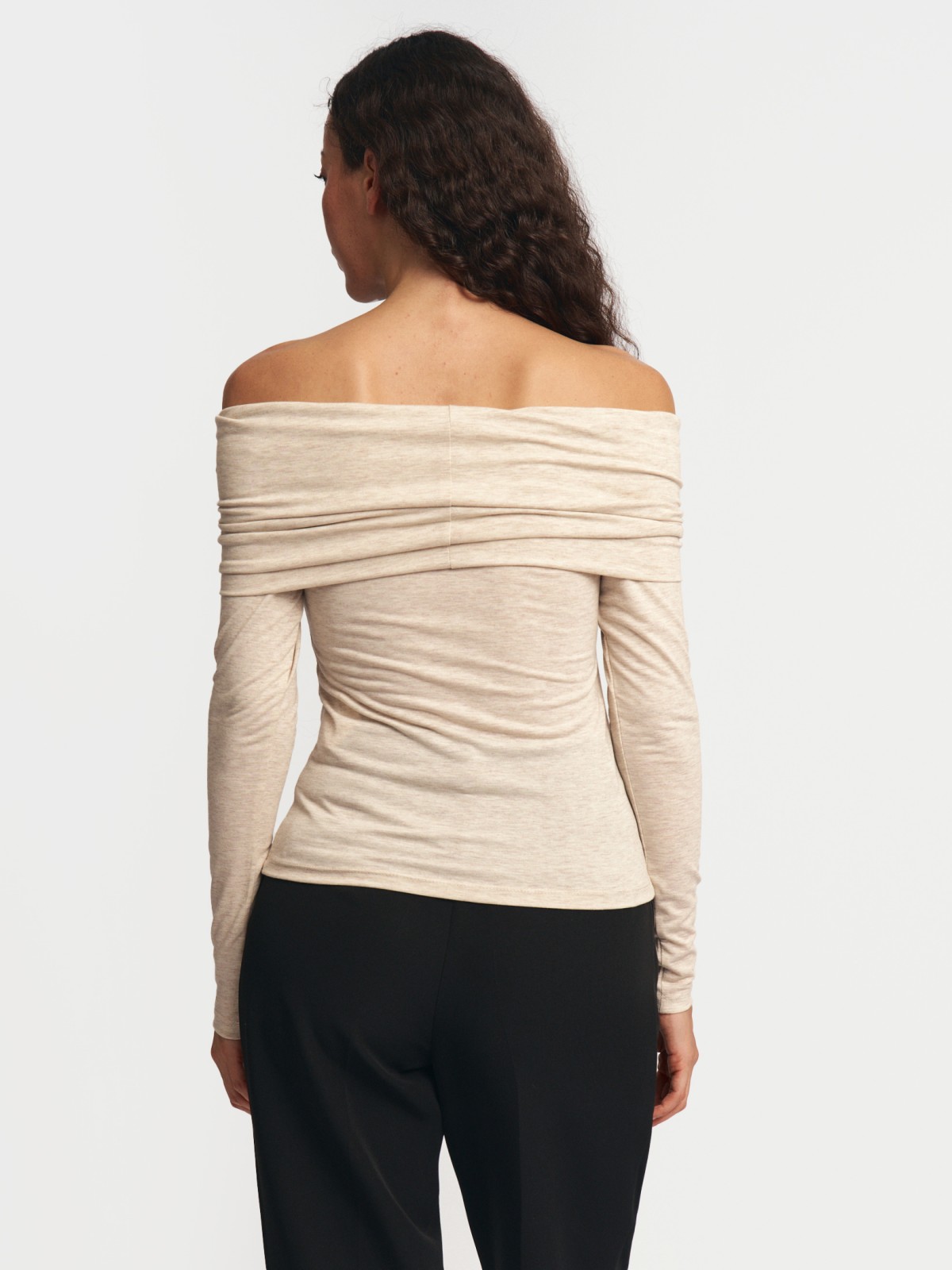 Трикотажный джемпер с открытыми плечами