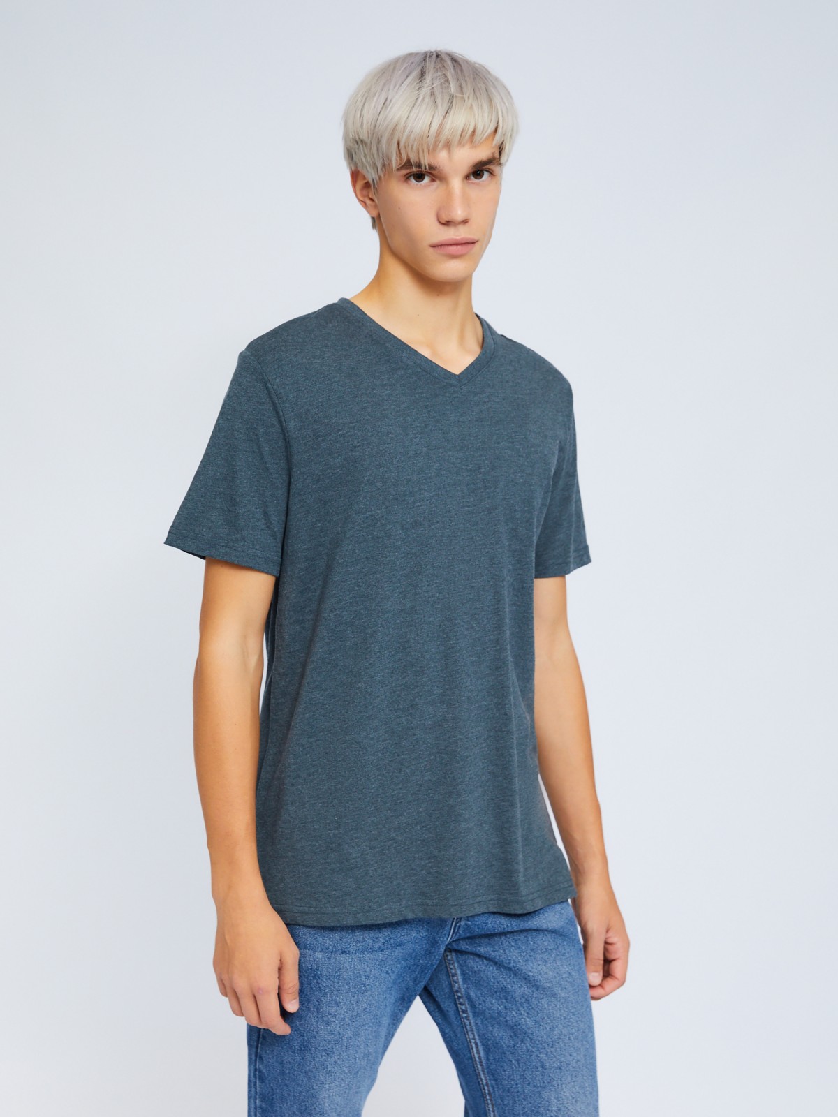 Футболка с треугольным вырезом