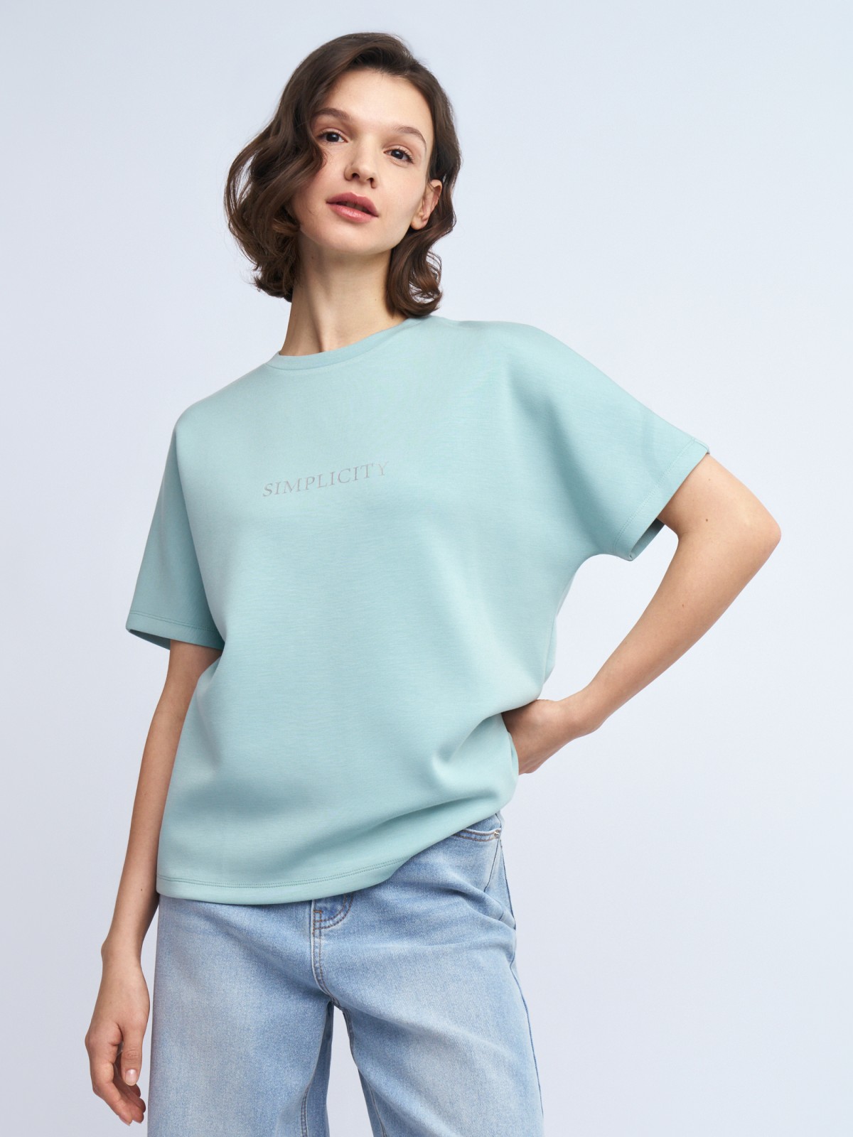 Блузка-футболка из неопрена с принтом-надписью