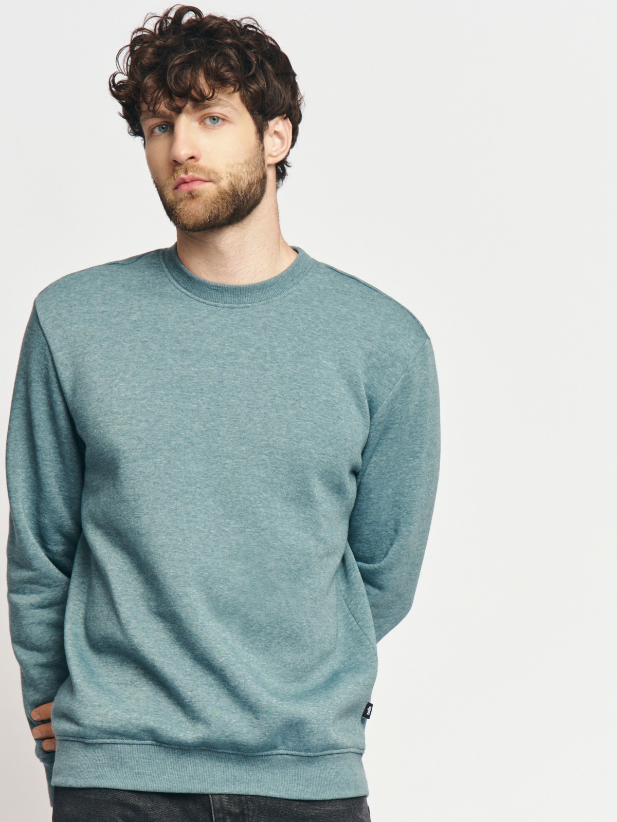 Утеплённый свитшот прямого кроя с длинным рукавом