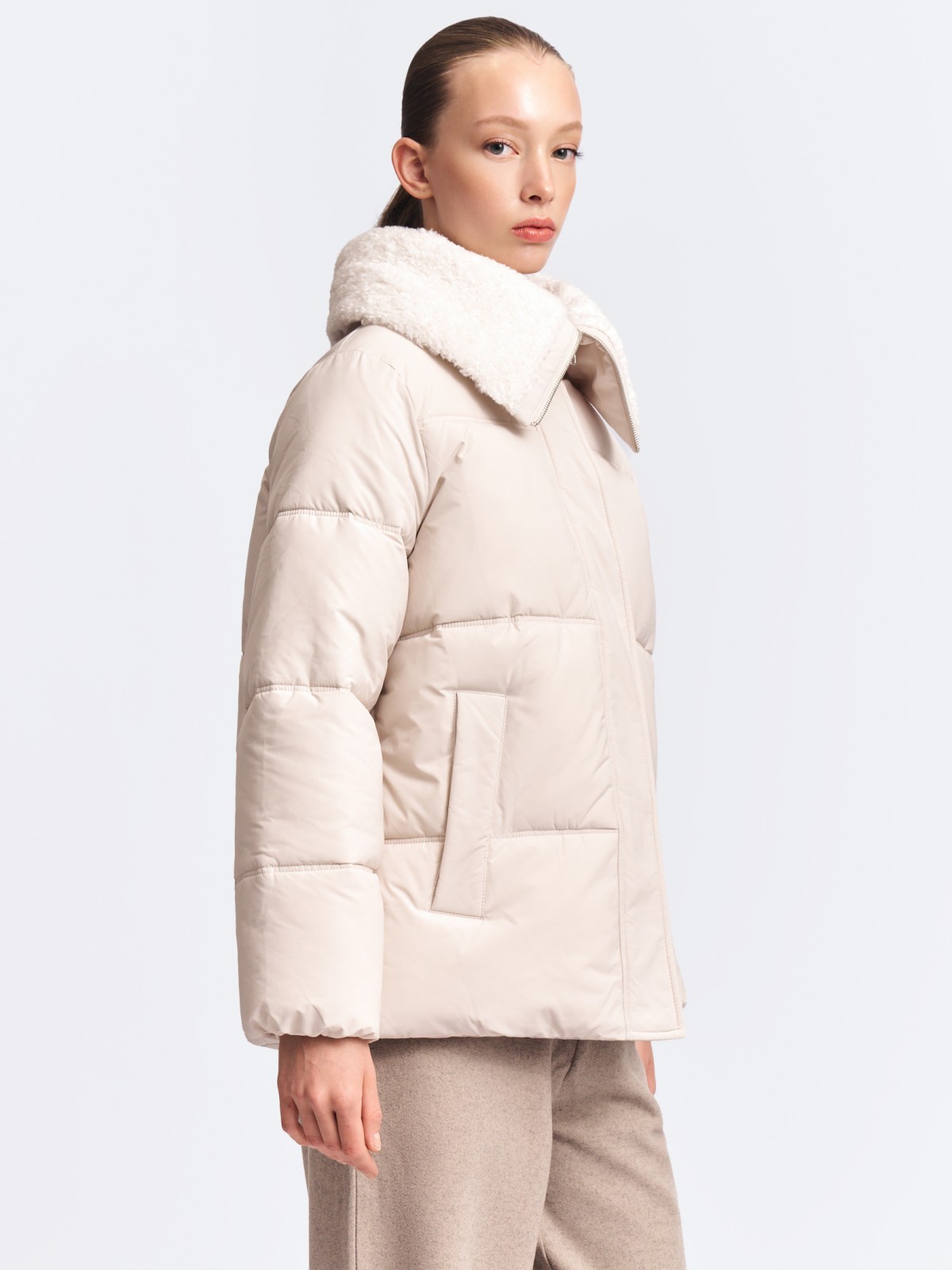 Тёплая куртка с высоким воротником