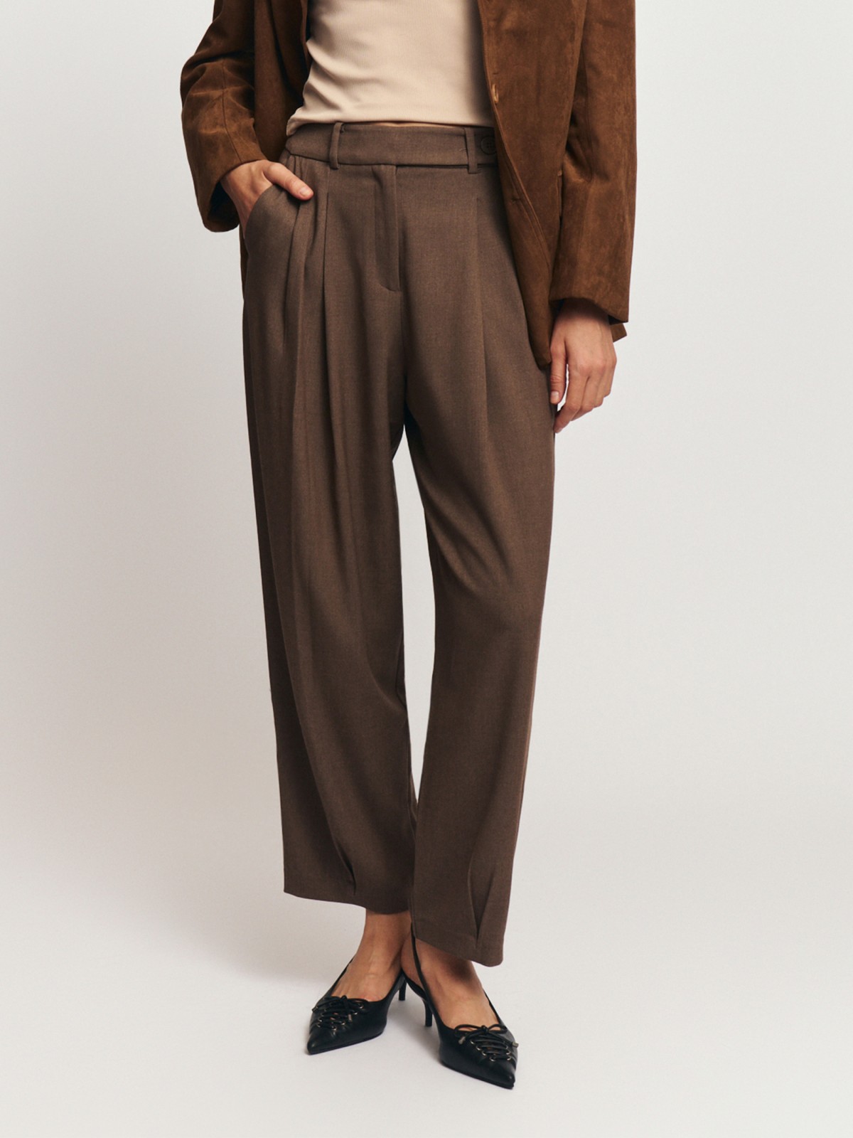 Офисные брюки фасона Carrot с защипами