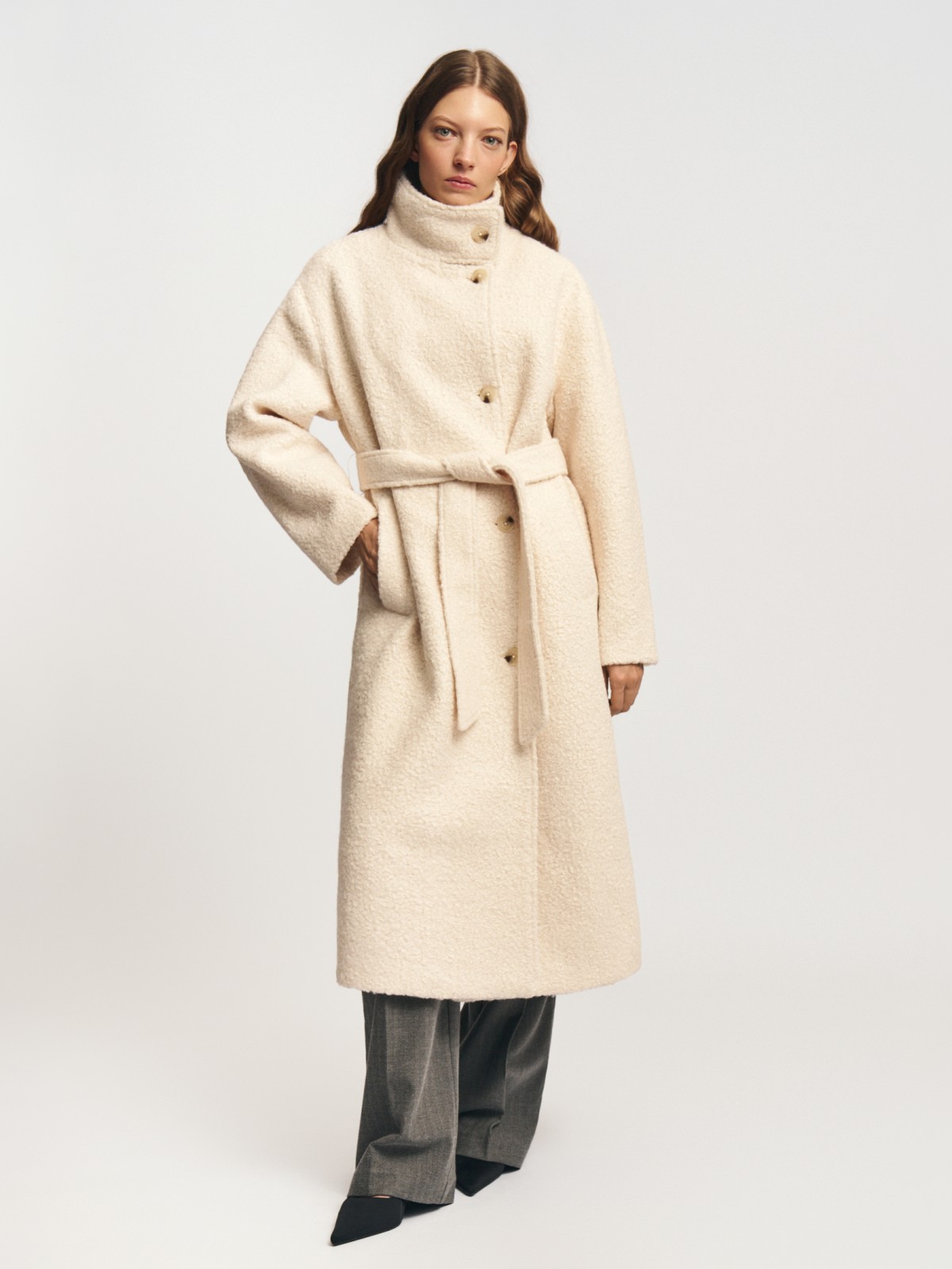 Тёплое пальто букле с горлом и поясом