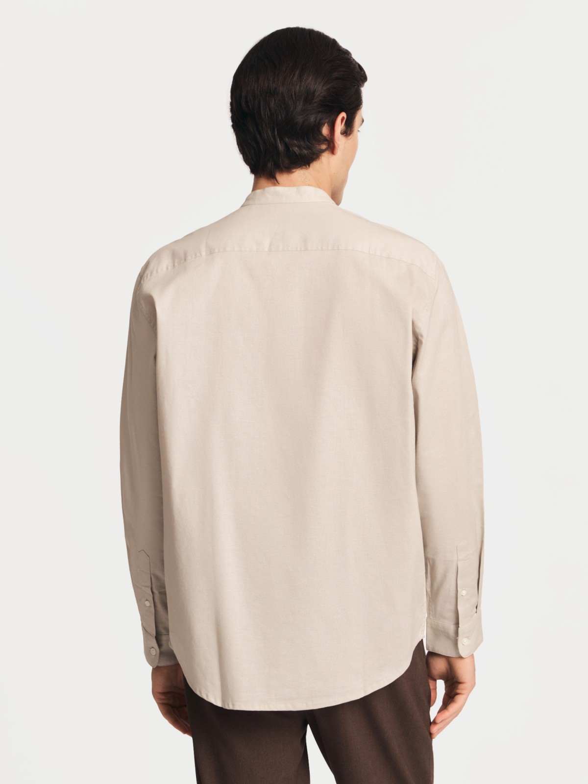 Льняная рубашка с воротником-стойкой