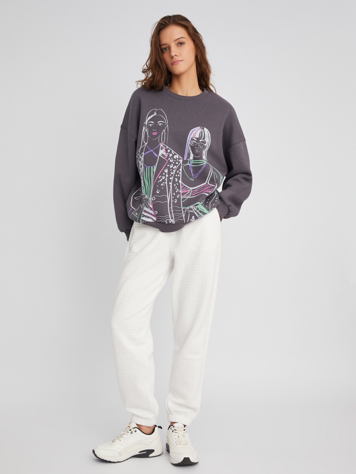 Утеплённый свитшот с длинным рукавом и акцентным принтом