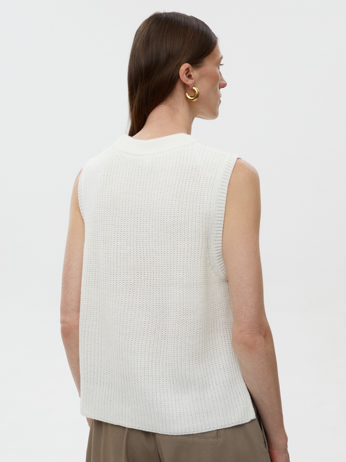 Вязаный жилет без рукавов