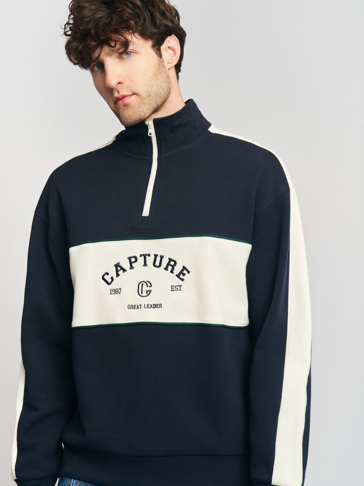 Свитшот с воротником на молнии