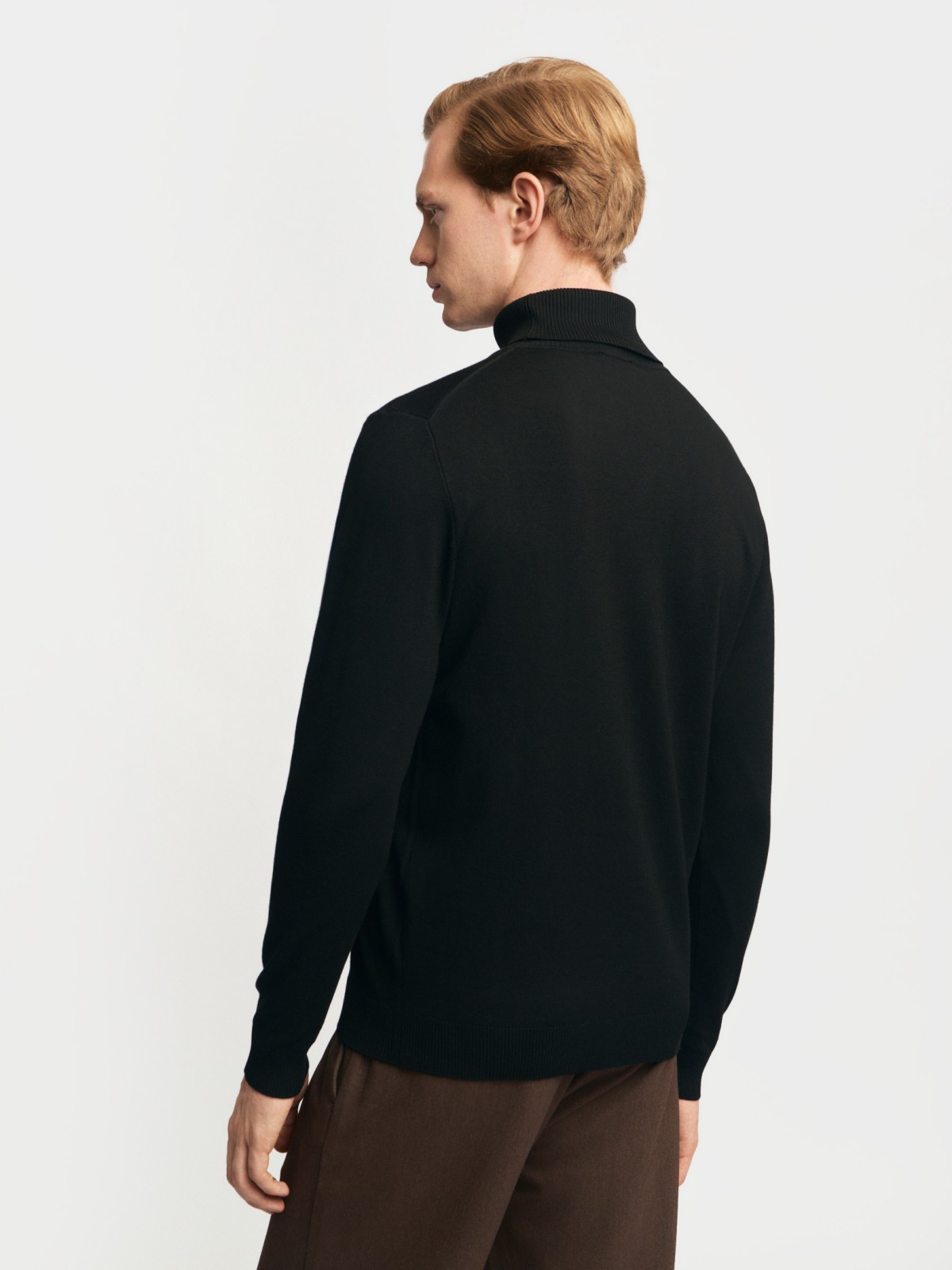 Тонкая трикотажная водолазка с воротником гольф