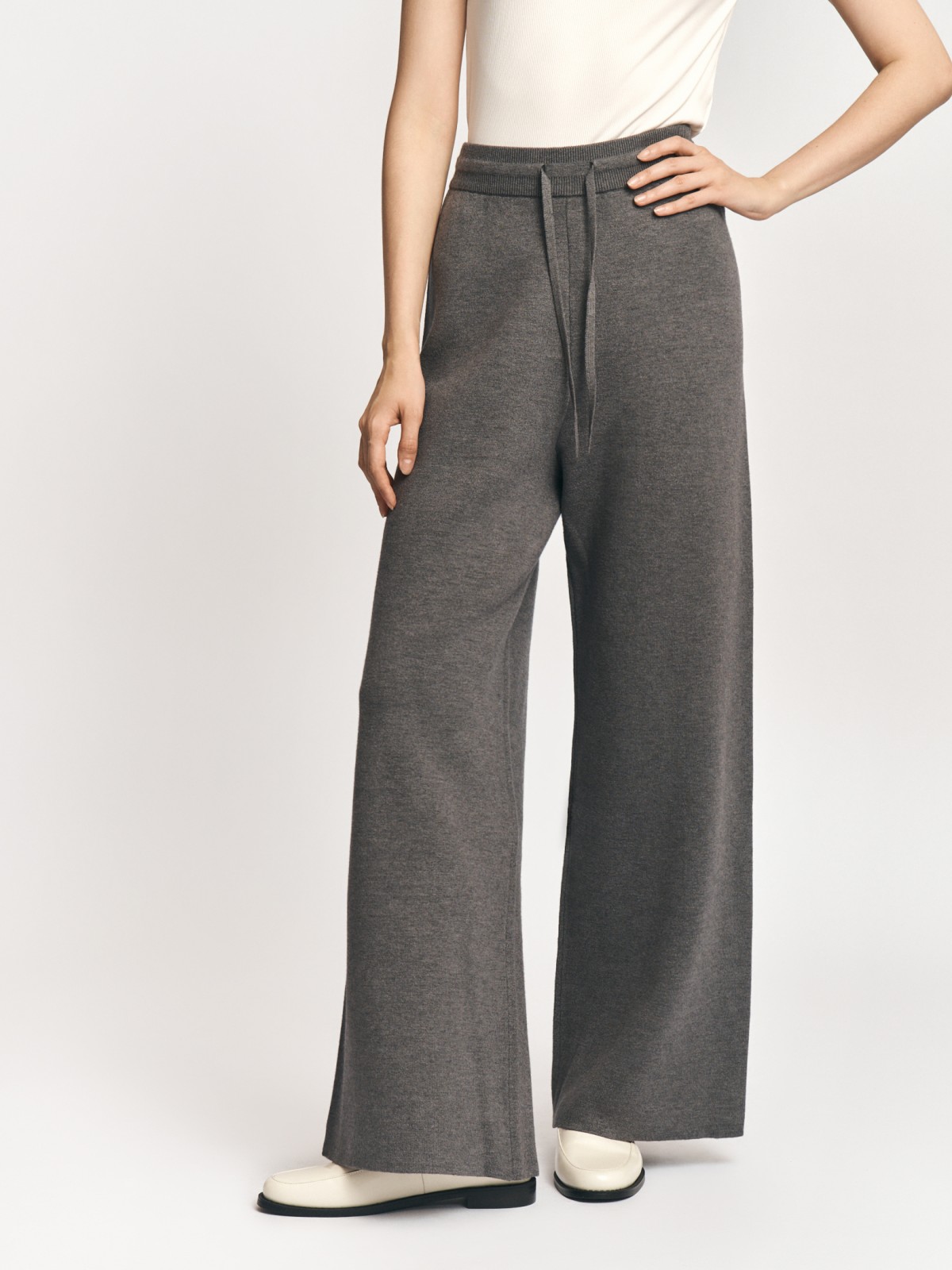 Трикотажные брюки на резинке