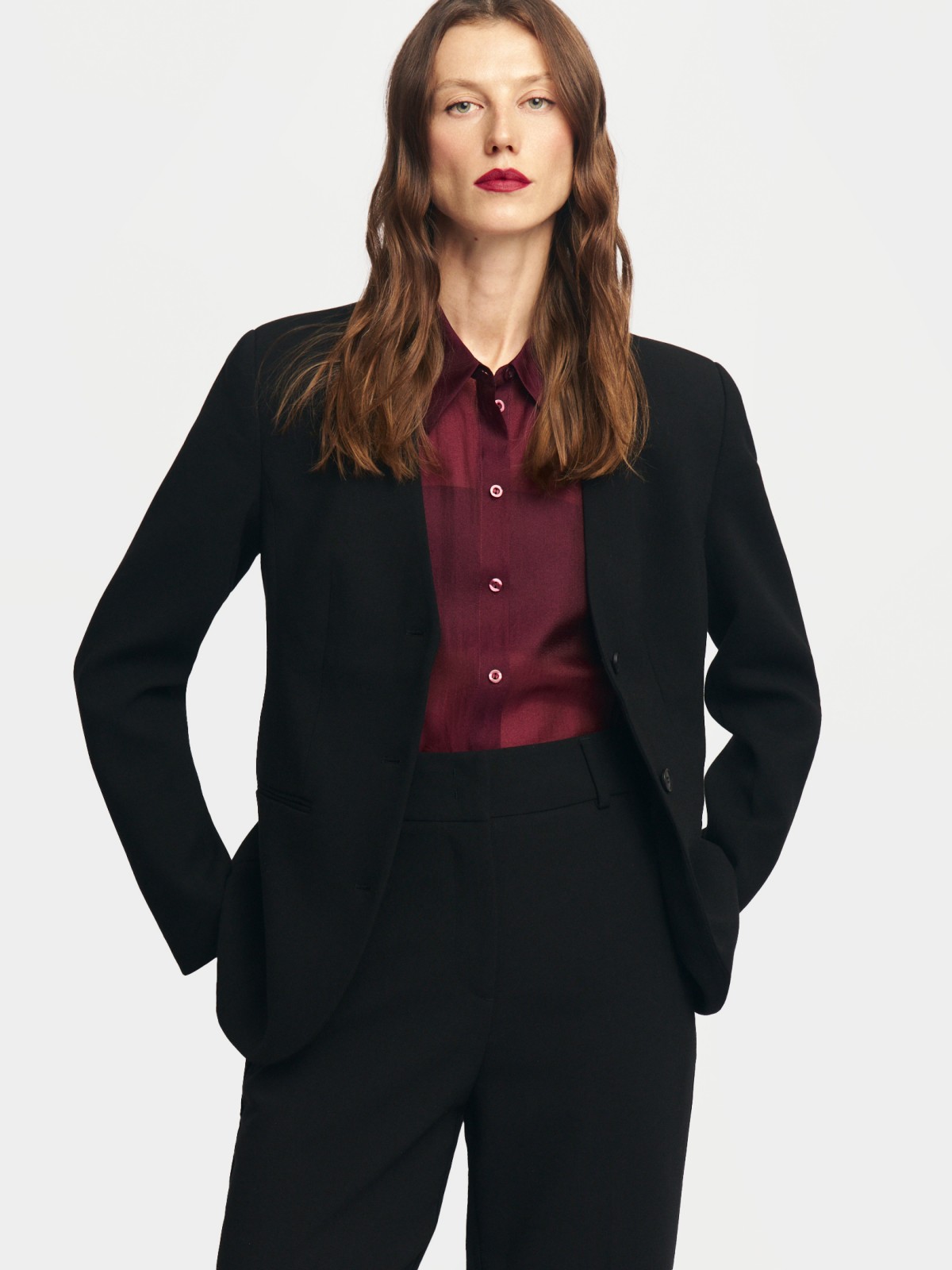 Однобортный жакет прилегающего силуэта на пуговицах