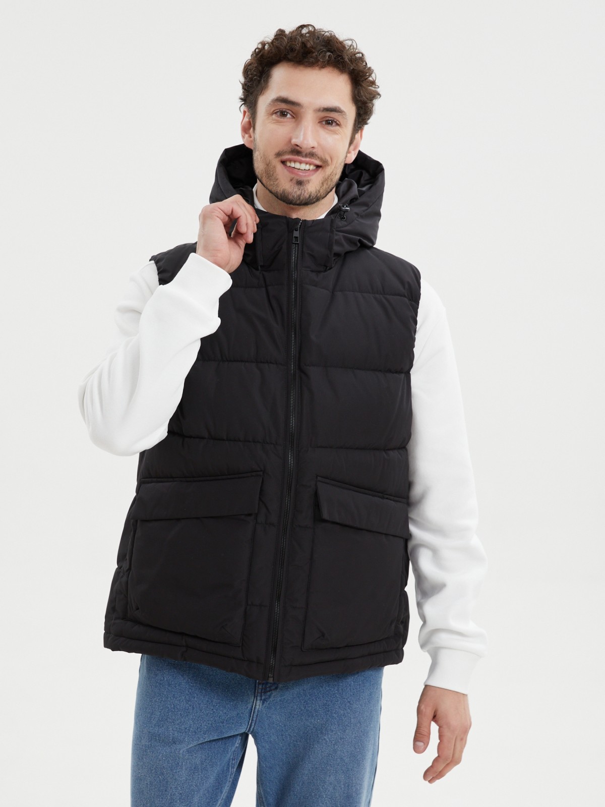 Утеплённый стёганый жилет на молнии с капюшоном