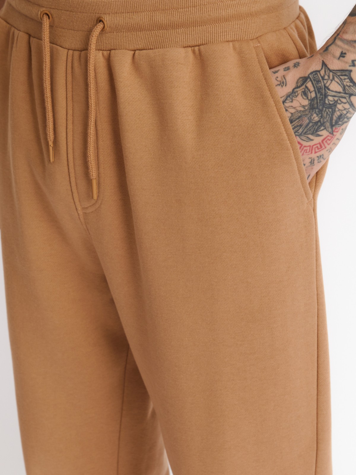 Утеплённые трикотажные брюки-джоггеры в спортивном стиле zolla 213327675022, цвет бежевый, размер XS - фото 5