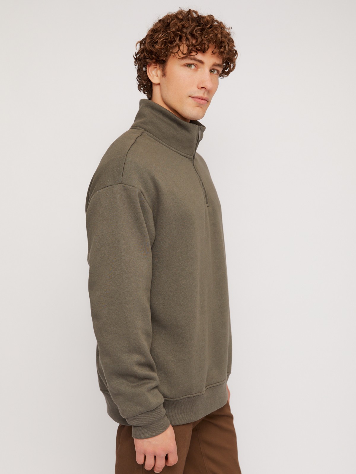 Утеплённый свитшот с воротником-стойкой на молнии