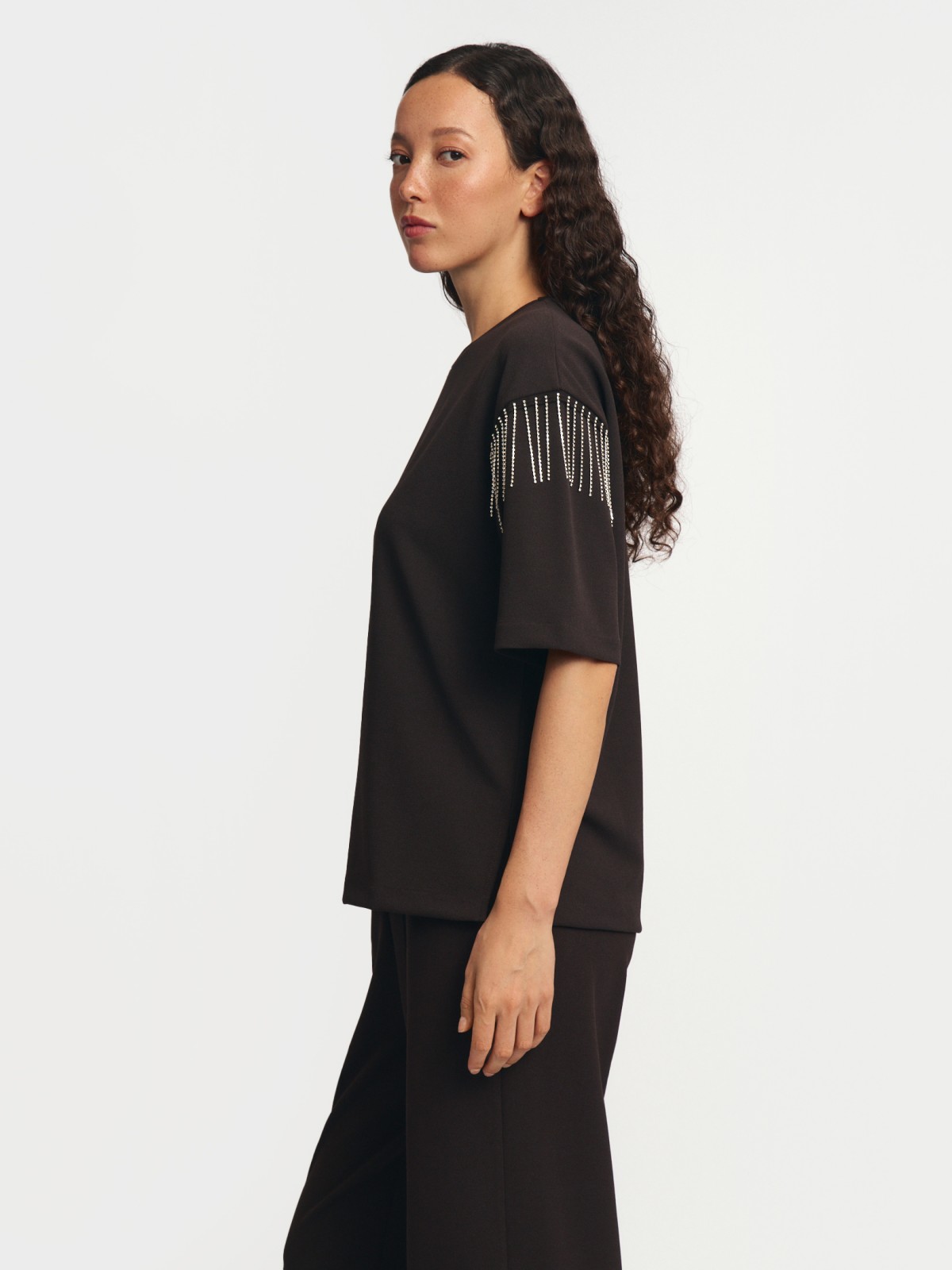 Футболка с бахромой и стразами