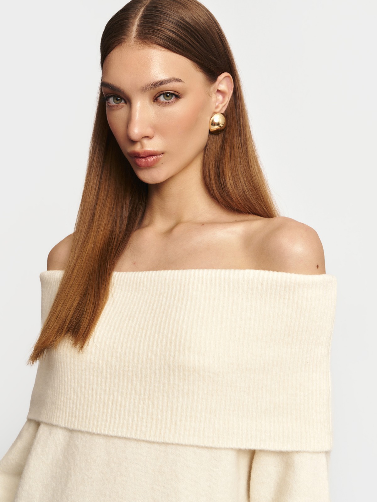 Вязаное платье-джемпер с открытыми плечами