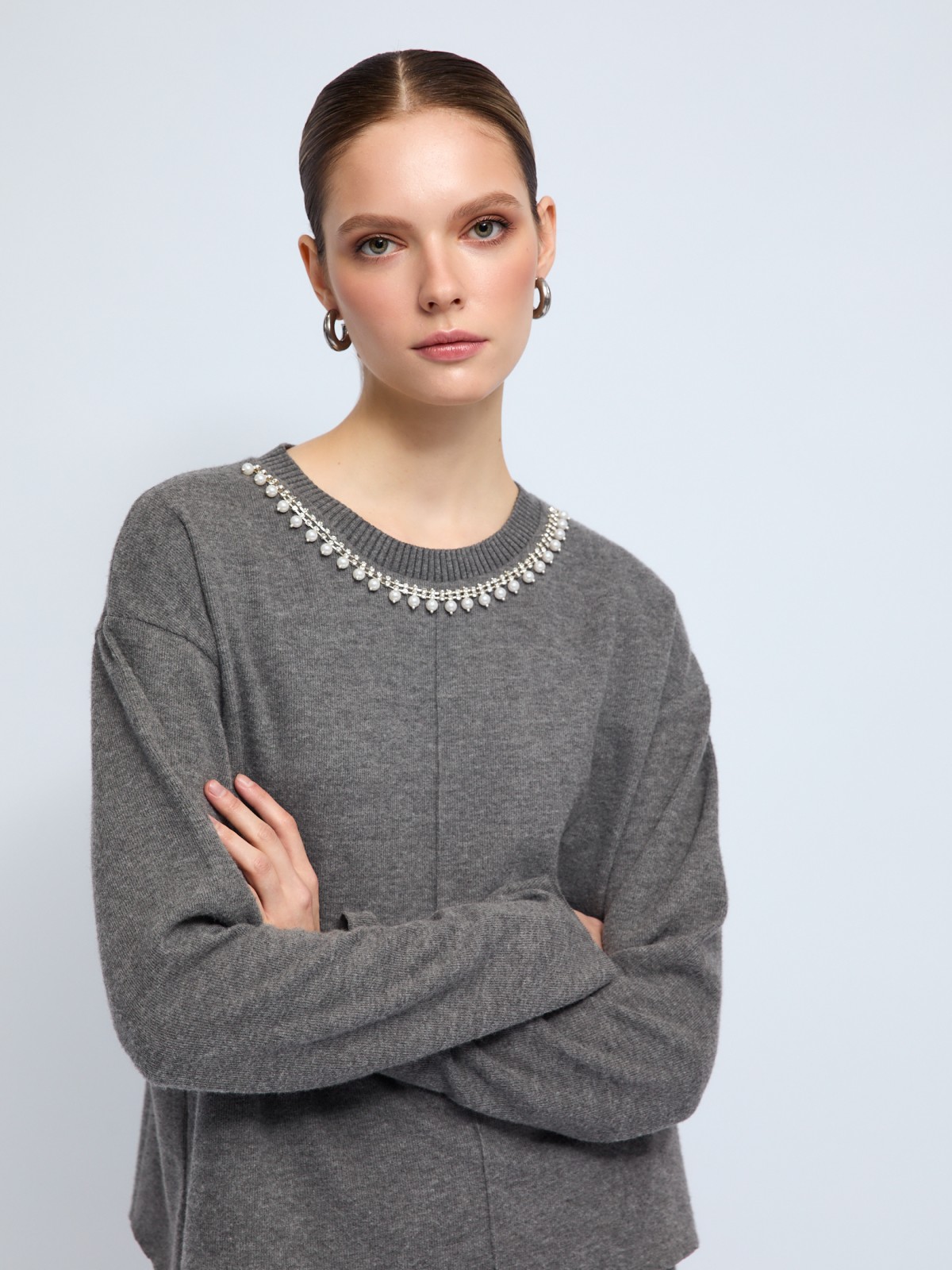 Трикотажный джемпер с декором у выреза