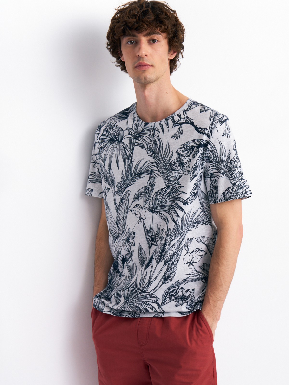 Футболка с тропическим принтом